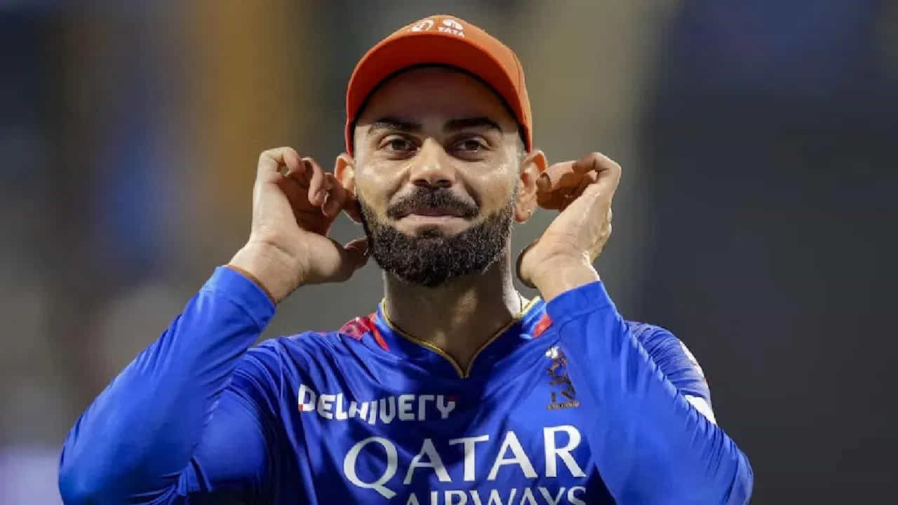 IPL 2026: ಇಂಡಿಯನ್ ಪ್ರೀಮಿಯರ್ ಲೀಗ್ ಸೀಸನ್-19ರ ಸಿದ್ಧತೆಗಳ ನಡುವೆಯೇ ವಿರಾಟ್ ಕೊಹ್ಲಿ (Virat Kohli) ಐಪಿಎಲ್ಗೆ ವಿದಾಯ ಹೇಳುವ ಸಾಧ್ಯತೆಯಿದೆ ಎಂಬ ಸುದ್ದಿಯೊಂದು ಹೊರಬಿದ್ದಿದೆ. ಅಂದರೆ ರಾಯಲ್ ಚಾಲೆಂಜರ್ಸ್ ಬೆಂಗಳೂರು ತಂಡಕ್ಕೆ ಗುಡ್ ಬೈ ಹೇಳುವ ಮೂಲಕ ಕಿಂಗ್ ಕೊಹ್ಲಿ ಐಪಿಎಲ್ ಕೆರಿಯರ್ ಅಂತ್ಯಗೊಳಿಸಲು ನಿರ್ಧರಿಸಿದ್ದಾರೆ ಎನ್ನಲಾಗುತ್ತಿದೆ.