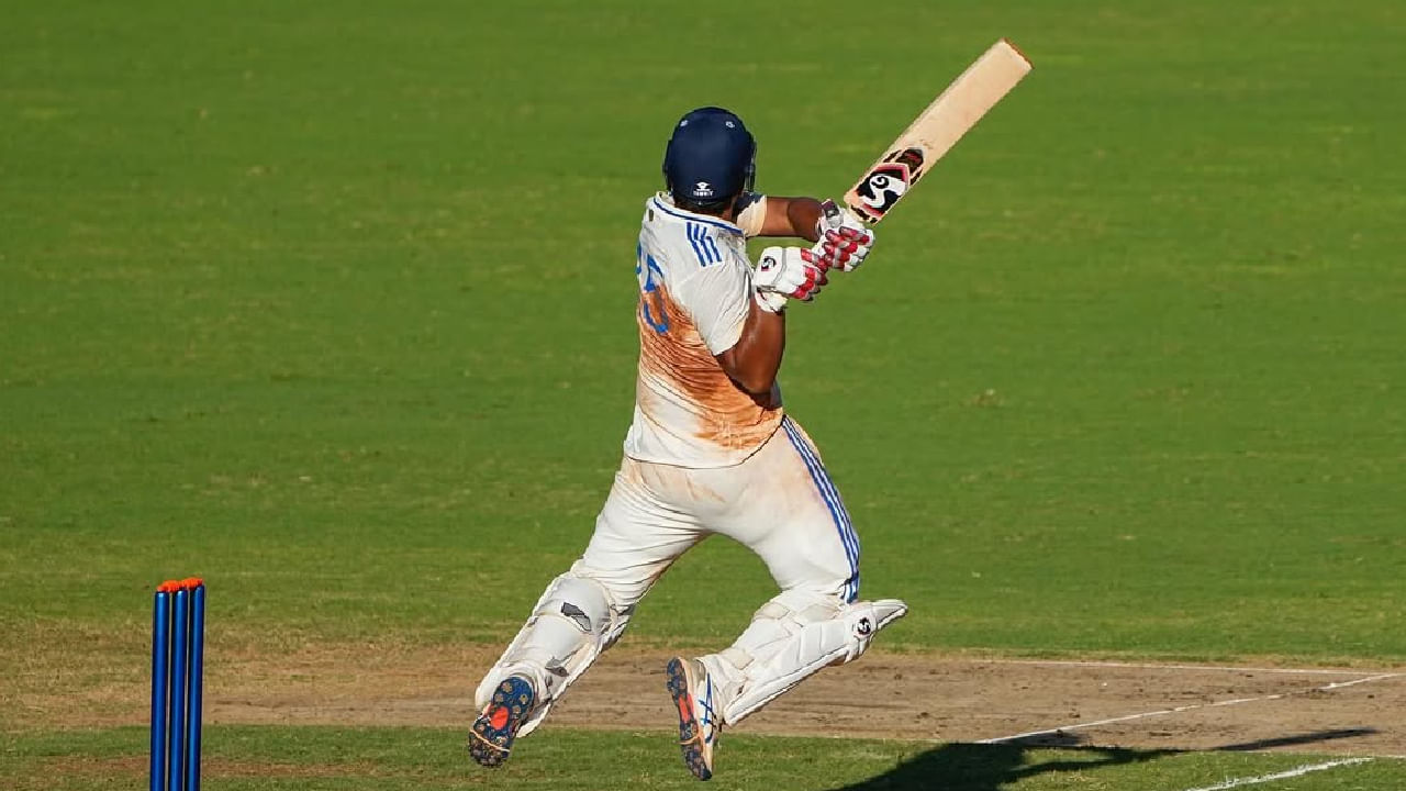 ಅಷ್ಟೇ ಅಲ್ಲದೆ ಆಸ್ಟ್ರೇಲಿಯಾ ಅಂಡರ್-19 ತಂಡದ ವಿರುದ್ಧ ಟೆಸ್ಟ್ ಪಂದ್ಯಗಳಲ್ಲಿ ಎಡಗೈ ದಾಂಡಿಗ ವೈಭವ್ ಸೂರ್ಯವಂಶಿ ಈವರೆಗೆ 12 ಸಿಕ್ಸ್ ಹಾಗೂ 23 ಫೋರ್ಗಳನ್ನು ಸಹ ಬಾರಿಸಿದ್ದಾರೆ. ಅದು ಕೂಡ ಮೂರು ಪಂದ್ಯಗಳಲ್ಲಿ ಎಂಬುದು ಇಲ್ಲಿ ಉಲ್ಲೇಖಾರ್ಹ.