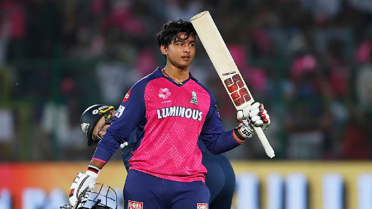 ಇದಕ್ಕೂ ಮುನ್ನ ವೈಭವ್ ಸೂರ್ಯವಂಶಿ ಐಪಿಎಲ್ನಲ್ಲಿ ಕೇವಲ 35 ಎಸೆತಗಳಲ್ಲಿ ಶತಕ ಸಿಡಿಸಿದ್ದರು. ಗುಜರಾತ್ ಟೈಟಾನ್ಸ್ ವಿರುದ್ಧದ ಪಂದ್ಯದಲ್ಲಿ ರಾಜಸ್ಥಾನ್ ರಾಯಲ್ಸ್ ಪರ ಆರಂಭಿಕನಾಗಿ ಕಣಕ್ಕಿಳಿದ ವೈಭವ್ 11 ಸಿಕ್ಸ್ ಹಾಗೂ 7 ಫೋರ್ಗಳೊಂದಿಗೆ 101 ರನ್ ಬಾರಿಸಿದ್ದರು. ಇದೀಗ ಯೂತ್ ಟೆಸ್ಟ್ನಲ್ಲೂ ತನ್ನ ವಿಸ್ಫೋಟಕ ಬ್ಯಾಟಿಂಗ್ನೊಂದಿಗೆ ಸಂಚಲನ ಸೃಷ್ಟಿಸಿದ್ದಾರೆ.