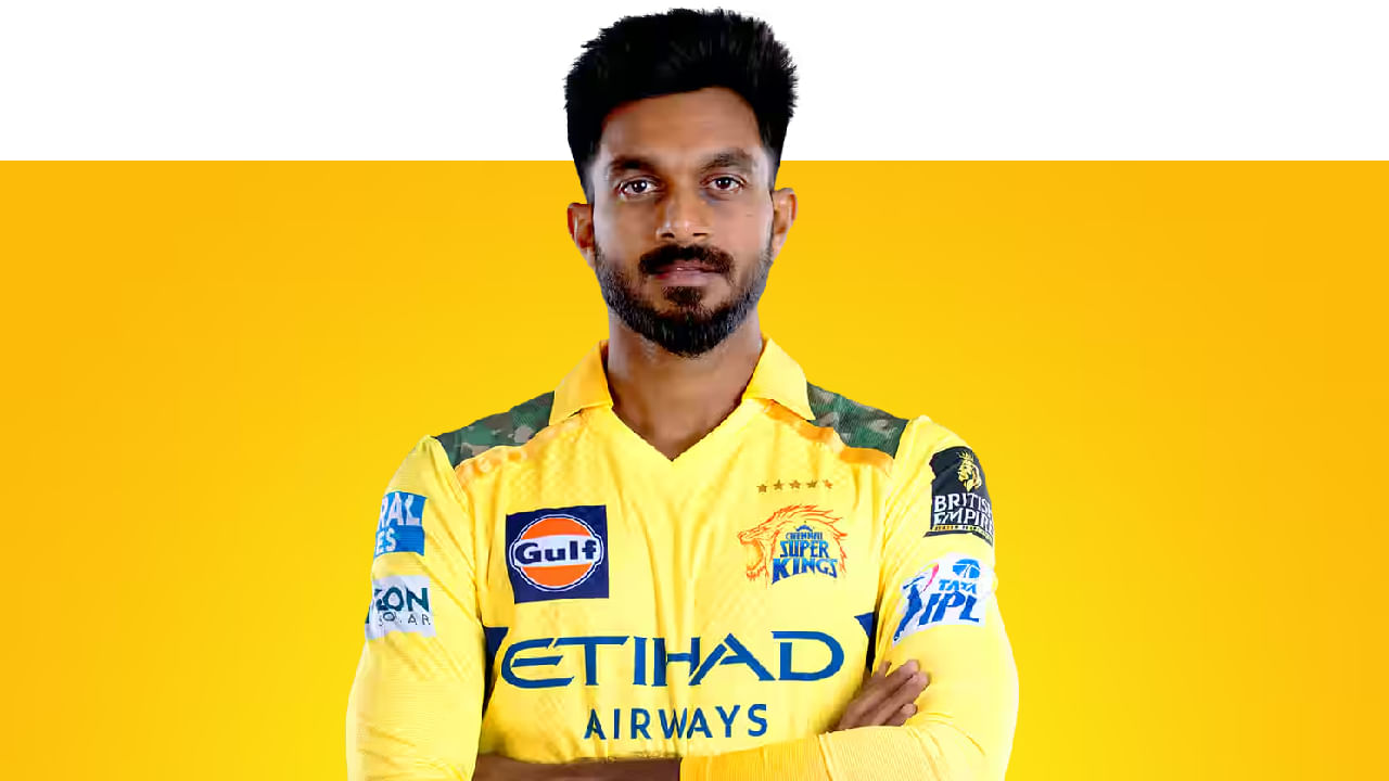 ವಿಜಯ್ ಶಂಕರ್: ತಮಿಳುನಾಡು ಮೂಲದ ಆಲ್ರೌಂಡರ್ ವಿಜಯ್ ಶಂಕರ್ ಅವರನ್ನು ಸಿಎಸ್ಕೆ ಫ್ರಾಂಚೈಸಿ ಕಳೆದ ಸೀಸನ್ಹರಾಜಿನಲ್ಲಿ 1.2 ಕೋಟಿ ರೂ.ಗೆ ಖರೀದಿಸಿದ್ದರು. ಆದರೆ ಕೊನೆಯ ಸೀಸನ್ನಲ್ಲಿ 6 ಪಂದ್ಯಗಳನ್ನಾಡಿದ್ದ ವಿಜಯ್ ಶಂಕರ್ ಕಲೆಹಾಕಿದ್ದು ಕೇವಲ 112 ರನ್ಗಳು ಮಾತ್ರ. ಹೀಗಾಗಿ ಅವರನ್ನು ಸಹ ಬಿಡುಗಡೆ ಮಾಡಲು ಚೆನ್ನೈ ಸೂಪರ್ ಕಿಂಗ್ಸ್ ಫ್ರಾಂಚೈಸಿ ನಿರ್ಧರಿಸಿದೆ.