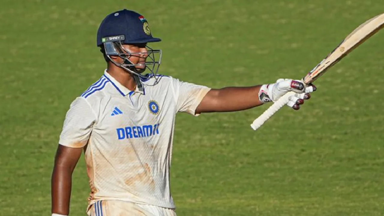 ಇನ್ನು ಅಂಡರ್-19 ಟೆಸ್ಟ್ನಲ್ಲಿ ವೈಭವ್ ಸೂರ್ಯವಂಶಿ ಈವರೆಗೆ 2 ಶತಕಗಳನ್ನು ಬಾರಿಸಿದ್ದಾರೆ. ಈ ಎರಡು ಸೆಂಚುರಿಗಳು ಮೂಡಿಬಂದಿರುವುದು ಆಸ್ಟ್ರೇಲಿಯಾ ಅಂಡರ್-19 ತಂಡದ ವಿರುದ್ಧ. ಒಂದು ಶತಕವು ಭಾರತದಲ್ಲಿ ಮೂಡಿಬಂದರೆ, ಮತ್ತೊಂದು ಸೆಂಚುರಿ ಸಿಡಿಸಿರುವುದು ಆಸ್ಟ್ರೇಲಿಯಾದಲ್ಲಿ. ಅಂದರೆ ಆಸ್ಟ್ರೇಲಿಯಾ ವಿರುದ್ಧ ಕೆರಿಯರ್ ಆರಂಭದಲ್ಲೇ ವೈಭವ್ ಸೂರ್ಯವಂಶಿ ಅಬ್ಬರಿಸುತ್ತಿರುವುದಕ್ಕೆ ಈ ಅಂಕಿ ಅಂಶಗಳೇ ಸಾಕ್ಷಿ.