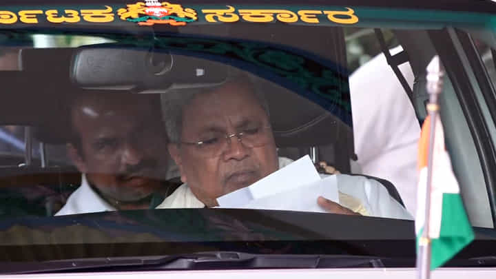 ಸಿಎಂ ಕಾರಿನಲ್ಲಿ ಓಡಾಟ: ಕೊನೆಗೂ ಸ್ಪಷ್ಟನೆ ಕೊಟ್ಟ ಬಿಜೆಪಿ MLC, ಹೇಳಿದ್ದೇನು? ಸಿಎಂ ಕಾರಿನಲ್ಲಿ ಓಡಾಟ: ಕೊನೆಗೂ ಸ್ಪಷ್ಟನೆ ಕೊಟ್ಟ ಬಿಜೆಪಿ MLC, ಹೇಳಿದ್ದೇನು?