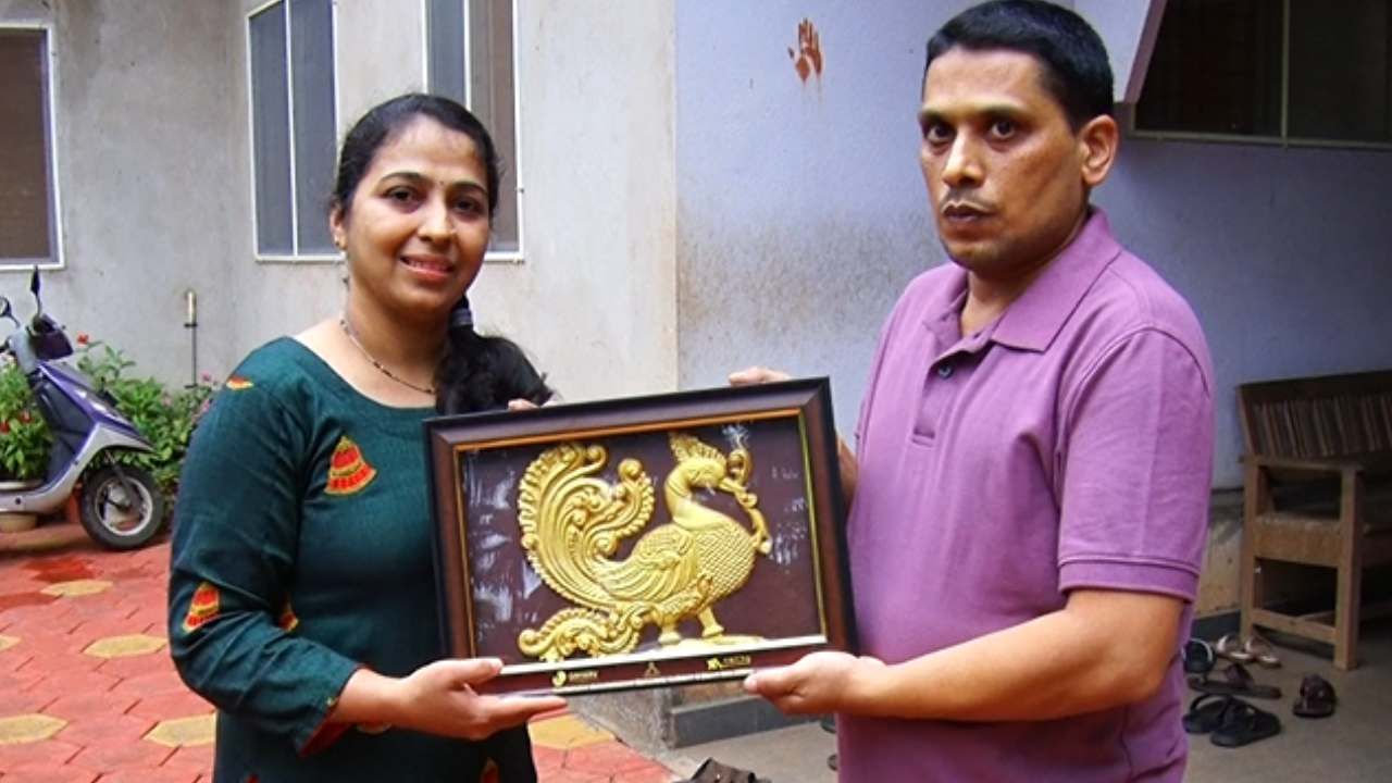 ಇಂದು ರೈತರು ಬಂಗಾರದಂತಹ ಬೆಳೆ ಬೆಳೆದರೂ ಸೂಕ್ತ ಬೆಲೆ ಸಿಗದೆ ಆರ್ಥಿಕ ಸಂಕಷ್ಟದಲ್ಲಿ ಸಿಲುಕುತ್ತಿದ್ದಾರೆ. ಆದರೆ ರೈತನ ತೋಟದಲ್ಲಿರುವ ಪ್ರತಿಯೊಂದು ವಸ್ತುವಿಗೂ ಬೆಲೆ ಇದೆ ಎಂದು ಉತ್ತರ ಕನ್ನಡ ಜಿಲ್ಲೆಯ ಶಿರಸಿ ತಾಲೂಕಿನ ಹೆಗಡೆಕಟ್ಟಾ ಗ್ರಾಮದ ಜಯಶ್ರೀ-ವಿನಾಯಕ ದಂಪತಿ ತೋರಿಸಿಕೊಟ್ಟಿದ್ದಾರೆ.
