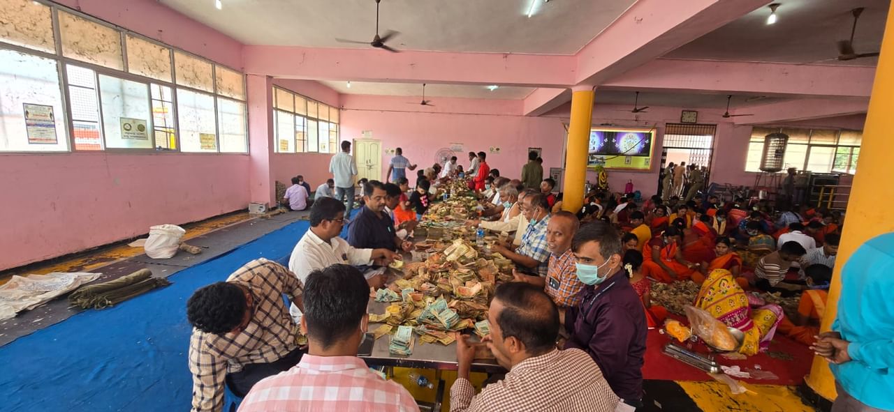 ಶಕ್ತಿದೇವತೆ ಹುಲಿಗೆಮ್ಮ ದೇವಿ ಹುಂಡಿಯಲ್ಲಿ ಅಪಾರ ಹಣ, ಚಿನ್ನಾಭರಣ ಸಂಗ್ರಹ