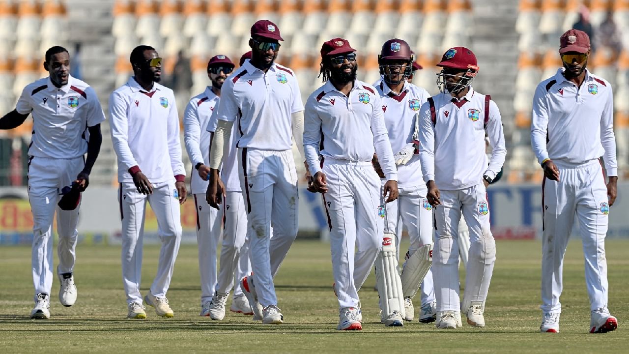 ವೆಸ್ಟ್ ಇಂಡೀಸ್ ಟೆಸ್ಟ್ ತಂಡ: ರೋಸ್ಟನ್ ಚೇಸ್ (ನಾಯಕ), ಜೋಮೆಲ್ ವಾರಿಕನ್, ಕೆವ್ಲಾನ್ ಆಂಡರ್ಸನ್, ಅಲಿಕ್ ಅಥನಾಝ್, ಜಾನ್ ಕ್ಯಾಂಪ್ಬೆಲ್, ತೇಜ್ನರೈನ್ ಚಂದ್ರಪಾಲ್, ಜಸ್ಟಿನ್ ಗ್ರೀವ್ಸ್, ಶೈ ಹೋಪ್, ಟೆವಿನ್ ಇಮ್ಲಾಚ್, ಅಲ್ಝಾರಿ ಜೋಸೆಫ್, ಬ್ರಾಂಡನ್ ಕಿಂಗ್, ಆಂಡರ್ಸನ್ ಫಿಲಿಪ್, ಖಾರಿ ಪಿಯರೆ, ಜೇಡನ್ ಸೀಲ್ಸ್, ಜೋಹಾನ್ ಲೇನ್.