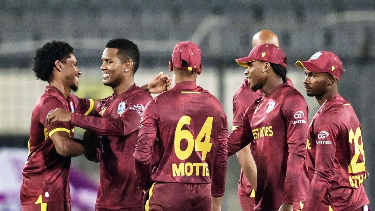 ಹೌದು, ಢಾಕಾದಲ್ಲಿ ನಡೆದ ಬಾಂಗ್ಲಾದೇಶ್ ವಿರುದ್ಧದ ಎರಡನೇ ಏಕದಿನ ಪಂದ್ಯದಲ್ಲಿ ವೆಸ್ಟ್ ಇಂಡೀಸ್ ನಾಯಕ ಶೈ ಹೋಪ್ ಐವರು ಬೌಲರ್ ಗಳಿಂದ 50 ಓವರ್ಗಳನ್ನು ಮಾಡಿಸಿದ್ದಾರೆ. ಈ ಐವರು ಬೌಲರ್ಗಳು ಸ್ಪಿನ್ನರ್ ಗಳು ಎಂಬುದೇ ಇಲ್ಲಿ ವಿಶೇಷ.