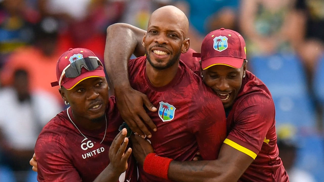 93 ವರ್ಷಗಳ ಏಕದಿನ ಇತಿಹಾಸದಲ್ಲಿ ಹೊಸ ವಿಶ್ವ ದಾಖಲೆ (World Record) ನಿರ್ಮಾಣವಾಗಿದೆ. ಈ ದಾಖಲೆ ನಿರ್ಮಿಸಿರುವುದು ವೆಸ್ಟ್ ಇಂಡೀಸ್ (West Indies) ತಂಡ. ಅದು ಸಹ ಏಕದಿನ ಪಂದ್ಯದಲ್ಲಿ ಐವರು ಸ್ಪಿನ್ ಬೌಲರ್ಗಳನ್ನು ಮಾತ್ರ ಬಳಸಿಕೊಳ್ಳುವ ಮೂಲಕ ಎಂಬುದು ವಿಶೇಷ.