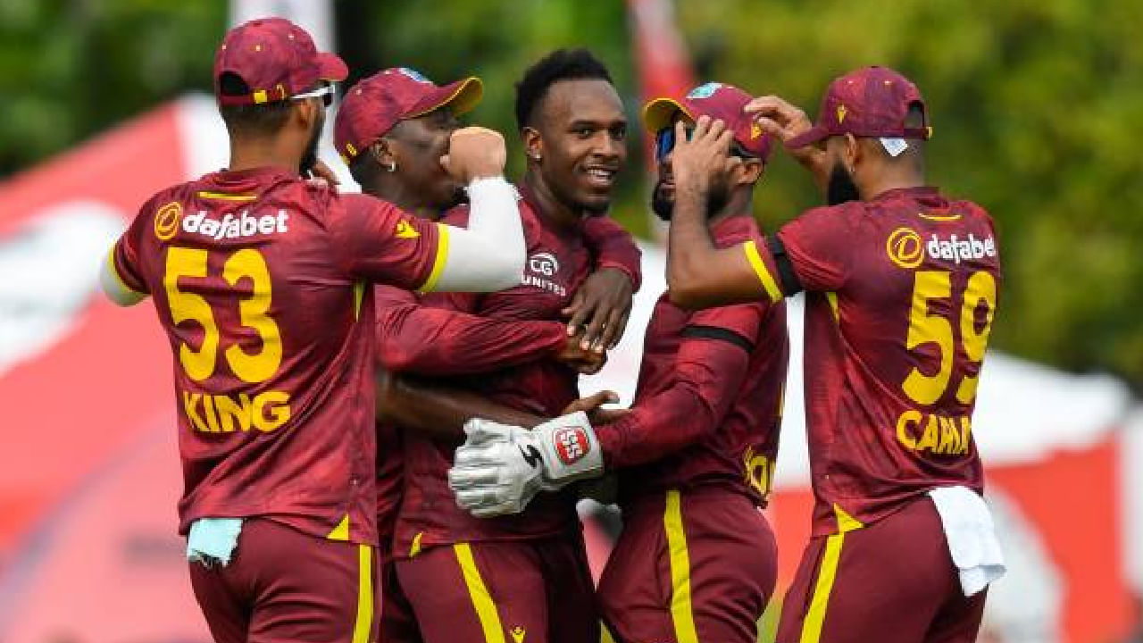 ಅಂದರೆ ಏಕದಿನ ಕ್ರಿಕೆಟ್ ಇತಿಹಾಸದಲ್ಲಿ ಇದೇ ಮೊದಲ ಬಾರಿಗೆ 50 ಓವರ್ಗಳನ್ನು ಸ್ಪಿನ್ನರ್ ಗಳೇ ಎಸೆದಿದ್ದಾರೆ. ವೆಸ್ಟ್ ಇಂಡೀಸ್ನ ಸ್ಪಿನ್ನರ್ ಗಳಾದ ಅಕಿಲ್ ಹೊಸೈನ್, ರೋಸ್ಟನ್ ಚೇಸ್, ಖಾರಿ ಪಿಯರಿ, ಗುಡಕೇಶ್ ಮೋಟಿ ಹಾಗೂ ಅಲಿಕ್ ಅಥನಾಝ್ ತಲಾ 10 ಓವರ್ಗಳನ್ನು ಎಸೆದು ಹೊಸ ವಿಶ್ವ ದಾಖಲೆ ನಿರ್ಮಿಸಿದ್ದಾರೆ.