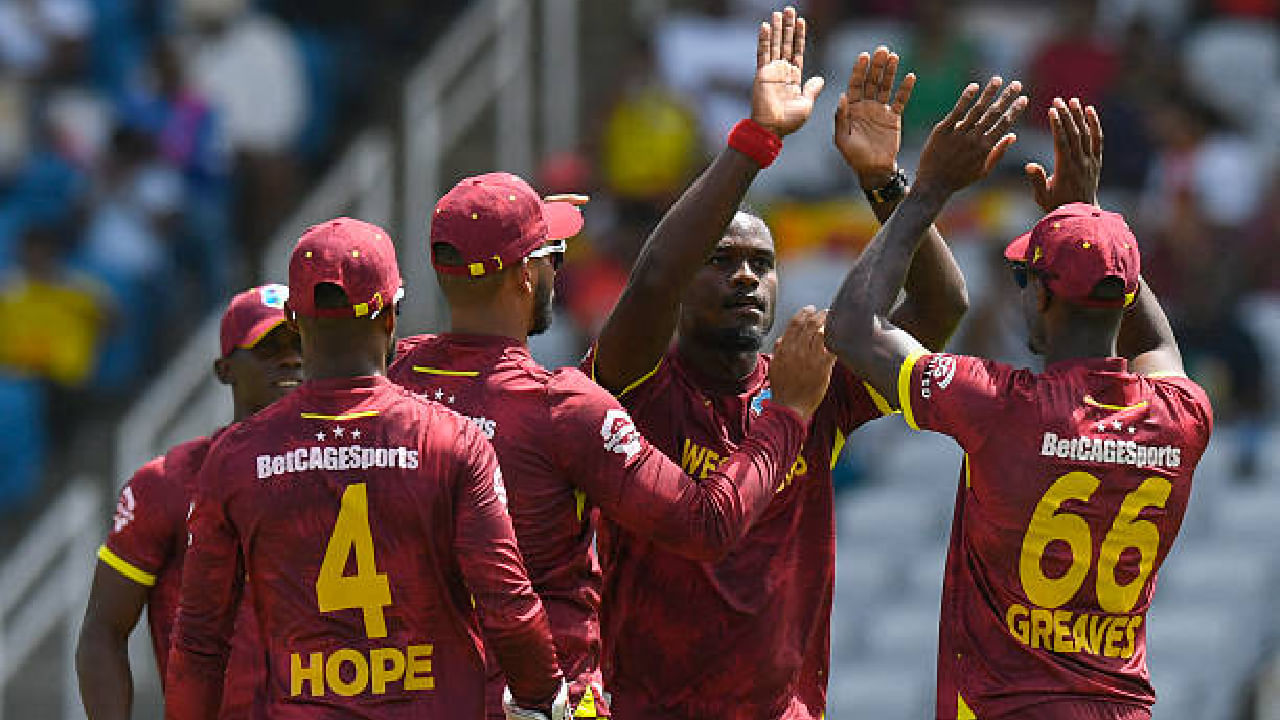 ಇದೀಗ ಈ ಭರ್ಜರಿ ದಾಖಲೆ ಮುರಿಯುವಲ್ಲಿ ವಿಂಡೀಸ್ ಪಡೆ ಯಶಸ್ವಿಯಾಗಿದೆ. ಢಾಕಾ ಪಿಚ್ನಲ್ಲಿ ಸ್ಪಿನ್ನರ್ ಗಳಾದ ಅಕಿಲ್ ಹೊಸೈನ್, ರೋಸ್ಟನ್ ಚೇಸ್, ಖಾರಿ ಪಿಯರಿ, ಗುಡಕೇಶ್ ಮೋಟಿ ಹಾಗೂ ಅಲಿಕ್ ಅಥನಾಝ್ ತಲಾ 10 ಓವರ್ಗಳೊಂದಿಗೆ 50 ಓವರ್ ಪೂರೈಸಿ ಏಕದಿನ ಕ್ರಿಕೆಟ್ನಲ್ಲಿ ಹೊಸ ಇತಿಹಾಸ ನಿರ್ಮಿಸಿದ್ದಾರೆ.