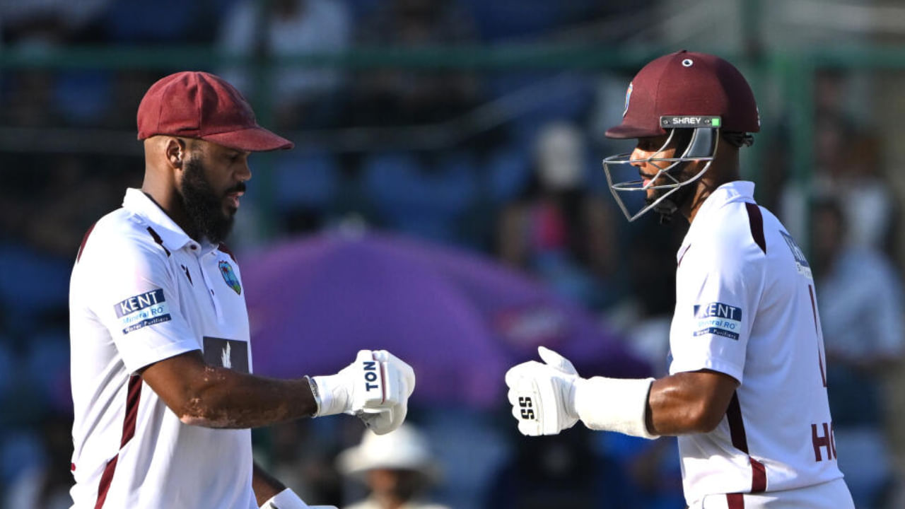 ದೆಹಲಿಯಲ್ಲಿ ನಡೆಯುತ್ತಿರುವ ಭಾರತದ ವಿರುದ್ಧದ ಎರಡನೇ ಟೆಸ್ಟ್ ಪಂದ್ಯದಲ್ಲೂ ಇಡೀ ವೆಸ್ಟ್ ಇಂಡೀಸ್ ತಂಡ ಸಂಪೂರ್ಣವಾಗಿ ವಿಫಲವಾಯಿತು. ಮೊದಲ ಇನ್ನಿಂಗ್ಸ್ನಲ್ಲಿ ಟೀಂ ಇಂಡಿಯಾದ 518 ರನ್ಗಳಿಗೆ ಉತ್ತರವಾಗಿ, ವಿಂಡೀಸ್ ಕೇವಲ 248 ರನ್ಗಳಿಗೆ ಆಲೌಟ್ ಆಯಿತು. ಇದರಿಂದ ಫಾಲೋ ಆನ್ ಪಡೆದ ವಿಂಡೀಸ್ ಪಡೆ 2ನೇ ಇನ್ನಿಂಗ್ಸ್ನಲ್ಲಿ ಕೊಂಚ ಪ್ರತಿರೋಧ ತೋರುತ್ತಿದೆ.