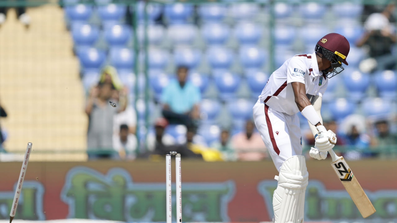 ದೆಹಲಿಯಲ್ಲಿ ನಡೆಯುತ್ತಿರುವ ಭಾರತ ಹಾಗೂ ವೆಸ್ಟ್ ಇಂಡೀಸ್ ವಿರುದ್ಧದ ಎರಡನೇ ಪಂದ್ಯದಲ್ಲಿ ವೆಸ್ಟ್ ಇಂಡೀಸ್ ತಂಡ ಫಾಲೋ-ಆನ್ ತಪ್ಪಿಸಿಕೊಳ್ಳುವಲ್ಲಿ ವಿಫಲವಾಯಿತು. ಮೊದಲು ಬ್ಯಾಟಿಂಗ್ ಮಾಡಿದ ಭಾರತ 518 ರನ್ಗಳಿಗೆ ಇನ್ನಿಂಗ್ಸ್ ಡಿಕ್ಲೇರ್ ಮಾಡಿತು. ಆದಾಗ್ಯೂ, ವೆಸ್ಟ್ ಇಂಡೀಸ್ನ ಮೊದಲ ಇನ್ನಿಂಗ್ಸ್ 248 ರನ್ಗಳಿಗೆ ಅಂತ್ಯವಾಯಿತು.