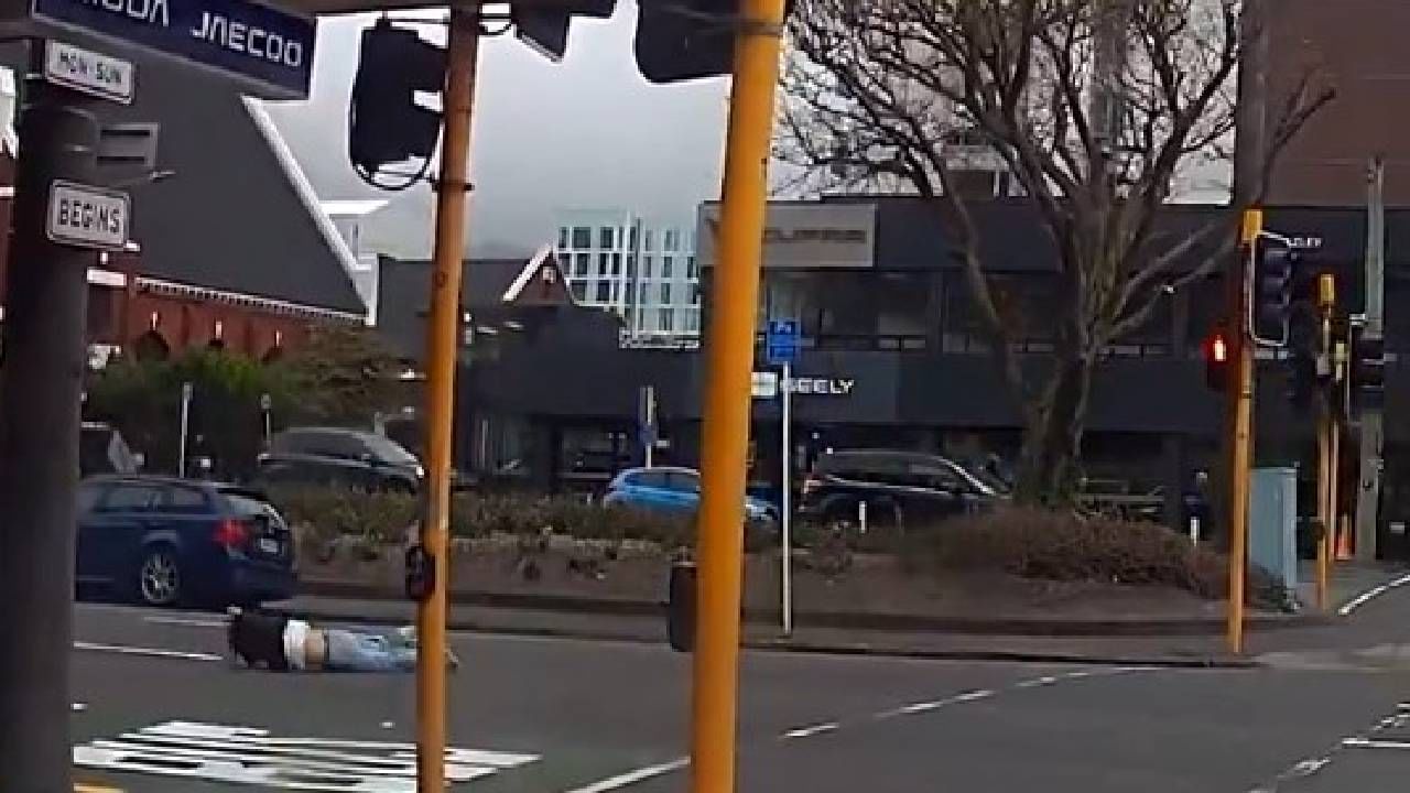 Video: ನ್ಯೂಜಿಲೆಂಡ್​ನಲ್ಲಿ ಬಿರುಗಾಳಿಗೆ ಸಿಕ್ಕು ನಡು ರಸ್ತೆಗೆ ಹೋಗಿ ಬಿದ್ದ ಮಹಿಳೆ