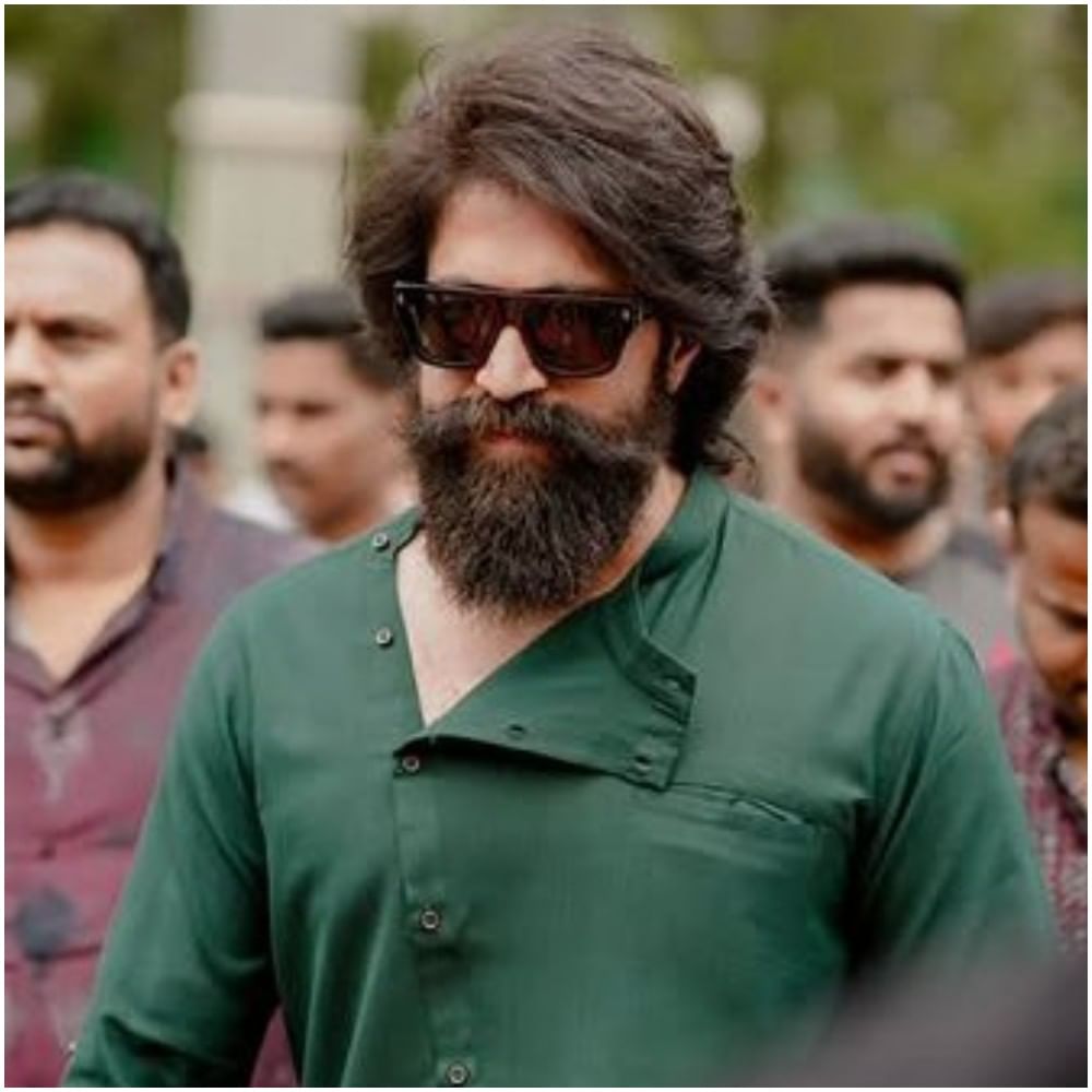 ಯಶ್ ಅವರು ಹ್ಯಾಂಡ್ಸಮ್ ಹಂಕ್ ರೀತಿ ಕಾಣಿಸಿಕೊಂಡಿದ್ದಾರೆ. ಅವರ ಲುಕ್​ಗೆ ಎಲ್ಲರೂ ಫಿದಾ ಆಗಿದ್ದಾರೆ. ಅವರ ಲುಕ್ ಸಾಕಷ್ಟು ಗಮನ ಸೆಳೆಯುವ ರೀತಿಯಲ್ಲಿ ಇದೆ. ಯಶ್ ಅವರು ಸದ್ಯ ‘ಟಾಕ್ಸಿಕ್’ ಸಿನಿಮಾ ಕೆಲಸಗಳಲ್ಲಿ ತೊಡಗಿಕೊಂಡಿದ್ದಾರೆ. ಇದರ ಜೊತೆಗೆ ‘ರಾಮಾಯಣ’ ಸಿನಿಮಾದಲ್ಲಿ ರಾವಣನಾಗಿಯೂ ನಟಿಸಿದ್ದಾರೆ. ಈ ಚಿತ್ರಕ್ಕಾಗಿ ಫ್ಯಾನ್ಸ್ ಕಾಯುತ್ತಿದ್ದಾರೆ. 