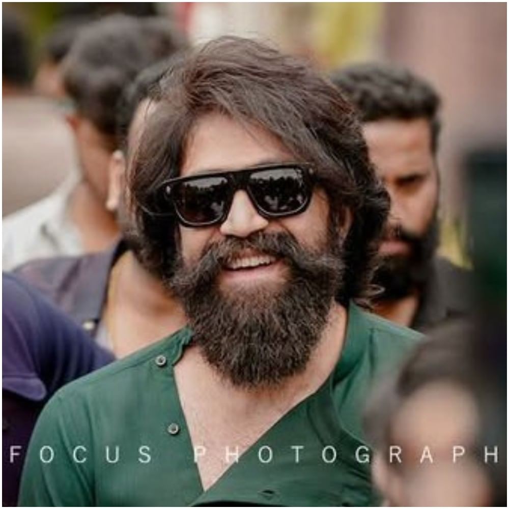 ಯಶ್ ಅವರು ನವದಂಪತಿಗೆ ಖುಷಿ ಖುಷಿಯಿಂದ ಶುಭಾಶಯ ತಿಳಿಸಿದ್ದಾರೆ. ನವ ದಂಪತಿಗೆ ಅಕ್ಷತೆ ಹಾಕಿ ಹಾರೈಸಿದ್ದಾರೆ. ಯಶ್ ಅವರು ಮದುವೆಗೆ ಬಂದಿದ್ದಕ್ಕೆ ಭುವನ್ ಗೌಡ ಕೂಡ ಹಾಗೂ ಕುಟುಂಬ ತುಂಬಾನೇ ಖುಷಿಪಟ್ಟಿತು.