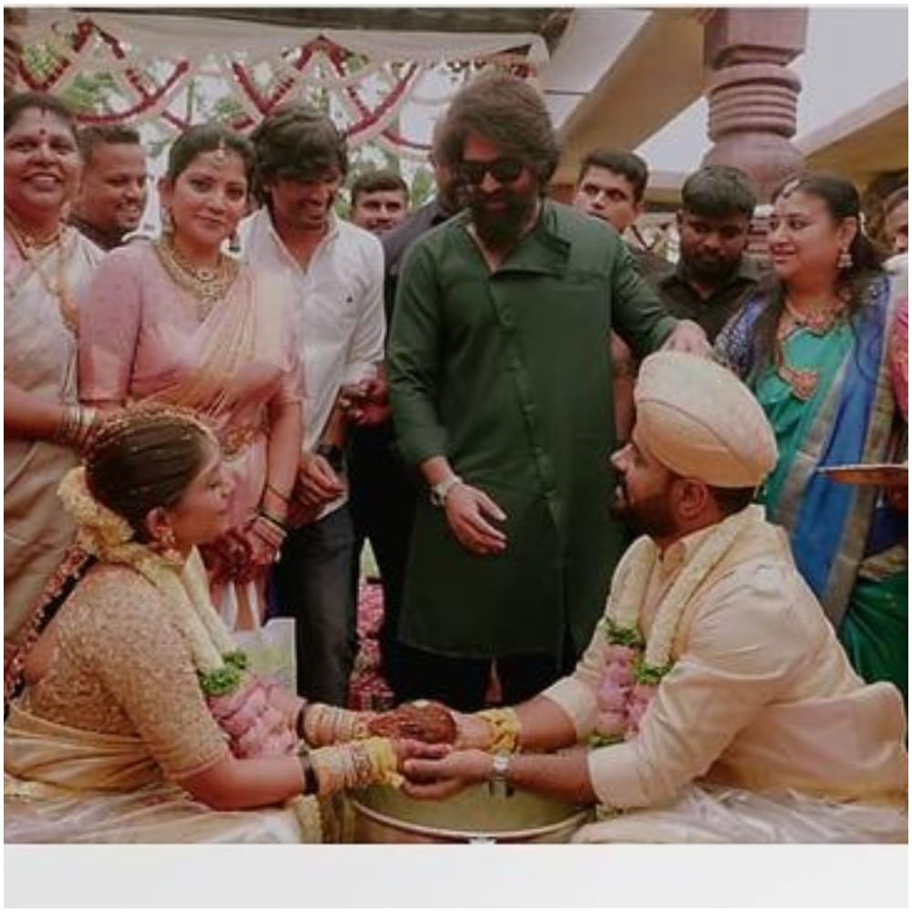 ‘ಉಗ್ರಂ’, ‘ಕೆಜಿಎಫ್’, ‘ಕೆಜಿಎಫ್ 2’ ರೀತಿಯ ಸಿನಿಮಾಗಳಲ್ಲಿ ಛಾಯಾಗ್ರಹಕನಾಗಿ ಕೆಲಸ ಮಾಡಿದವರು ಭುವನ್ ಗೌಡ. ಅವರ ವಿವಾಹ ಅದ್ದೂರಿಯಾಗಿ ನೆರವೇರಿದೆ. ಯಶ್ ಅವರು ಈ ವಿವಾಹಕ್ಕೆ ಹಾಜರಿ ಹಾಕಿ ವಿಶ್ ಮಾಡಿದ್ದಾರೆ.