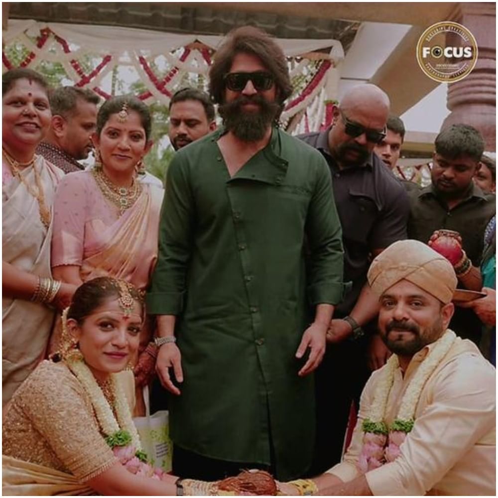 ನಟ ಯಶ್ ಅವರು ಎಲ್ಲಿಯೇ ಅಟೆಂಡೆನ್ಸ್ ಹಾಕಿದರೂ ಒಂದು ಗತ್ತು ಇರುತ್ತದೆ. ಅವರ ಫೋಟೋಗಳು ಸೋಶಿಯಲ್ ಮೀಡಿಯಾದಲ್ಲಿ ಆಗಾಗ ವೈರಲ್ ಆಗುತ್ತಾ ಇರುತ್ತವೆ. ಈಗ ಯಶ್ ಅವರ ಫೋಟೋ ಒಂದು ವೈರಲ್ ಆಗಿ ಗಮನ ಸೆಳೆದಿದೆ. ಇದರಲ್ಲಿ ಅವರು ಹ್ಯಾಂಡ್ಸಮ್ ಹಂಕ್ ರೀತಿ ಕಾಣಿಸಿಕೊಂಡಿದ್ದಾರೆ.