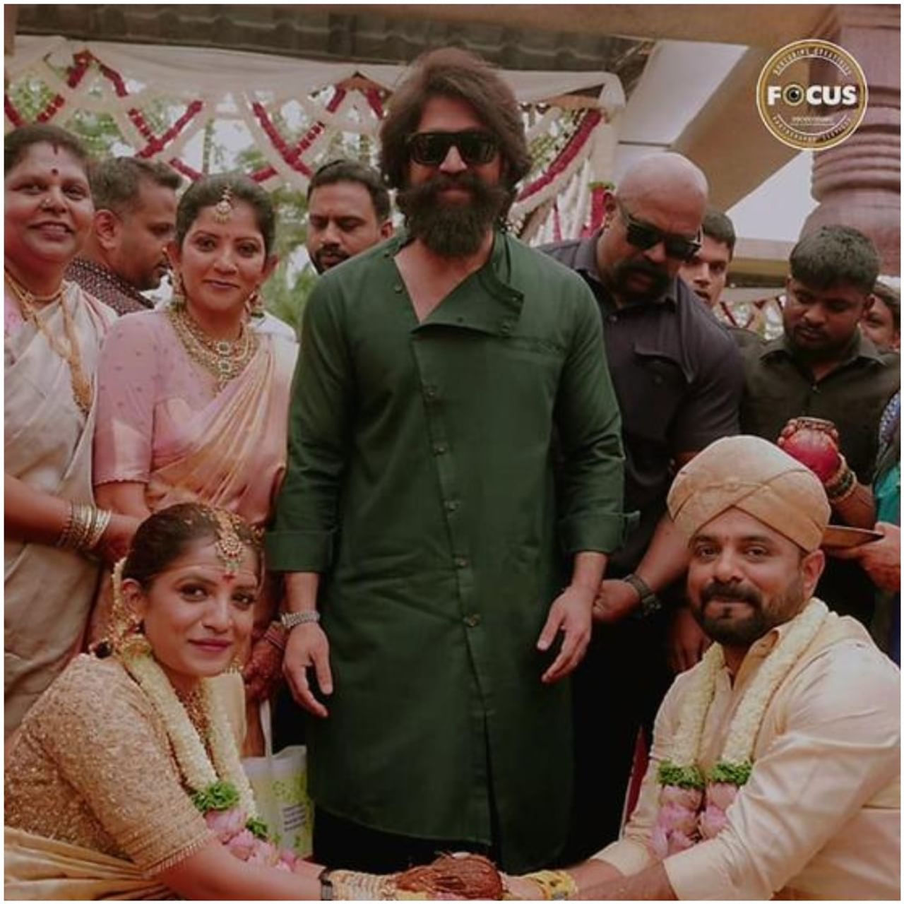 ನಟ ಯಶ್ ಅವರು ಎಲ್ಲಿಯೇ ಅಟೆಂಡೆನ್ಸ್ ಹಾಕಿದರೂ ಒಂದು ಗತ್ತು ಇರುತ್ತದೆ. ಅವರ ಫೋಟೋಗಳು ಸೋಶಿಯಲ್ ಮೀಡಿಯಾದಲ್ಲಿ ಆಗಾಗ ವೈರಲ್ ಆಗುತ್ತಾ ಇರುತ್ತವೆ. ಈಗ ಯಶ್ ಅವರ ಫೋಟೋ ಒಂದು ವೈರಲ್ ಆಗಿ ಗಮನ ಸೆಳೆದಿದೆ. ಇದರಲ್ಲಿ ಅವರು ಹ್ಯಾಂಡ್ಸಮ್ ಹಂಕ್ ರೀತಿ ಕಾಣಿಸಿಕೊಂಡಿದ್ದಾರೆ.