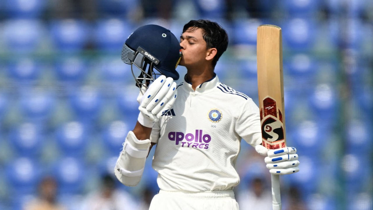 ದೆಹಲಿಯ ಅರುಣ್ ಜೇಟ್ಲಿ ಸ್ಟೇಡಿಯಂನಲ್ಲಿ ನಡೆಯುತ್ತಿರುವ ವೆಸ್ಟ್ ಇಂಡೀಸ್ ವಿರುದ್ಧದ ಎರಡನೇ ಟೆಸ್ಟ್ ಪಂದ್ಯದ ಮೊದಲ ಇನಿಂಗ್ಸ್ ನಲ್ಲಿ ಯಶಸ್ವಿ ಜೈಸ್ವಾಲ್ 253 ಎಸೆತಗಳಲ್ಲಿ 173* ರನ್ ಬಾರಿಸಿದ್ದಾರೆ. ಈ ಭರ್ಜರಿ ಬ್ಯಾಟಿಂಗ್‌ನೊಂದಿಗೆ ಜೈಸ್ವಾಲ್ ವಿಶೇಷ ವಿಶ್ವ ದಾಖಲೆಯನ್ನು ತಮ್ಮದಾಗಿಸಿಕೊಂಡಿದ್ದಾರೆ.