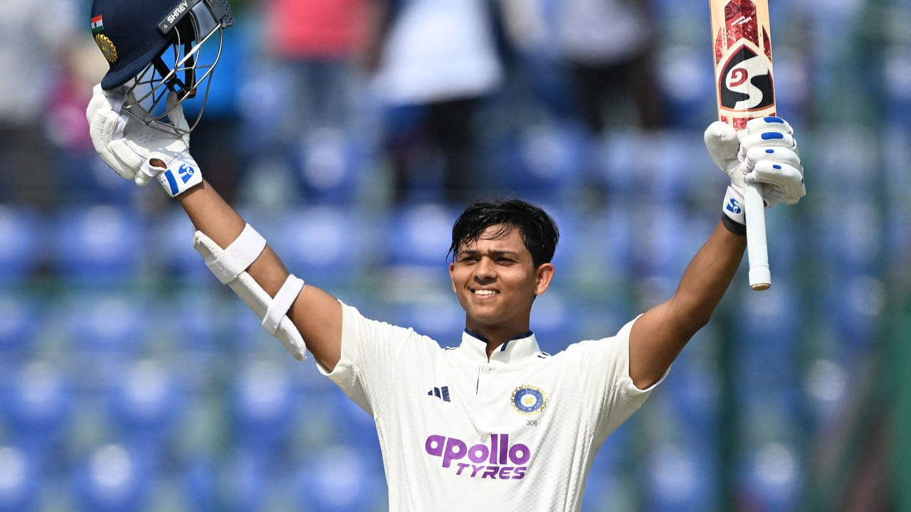 ಭಾರತ ತಂಡದ ಯಂಗ್ ಬ್ಯಾಟರ್ ಯಶಸ್ವಿ ಜೈಸ್ವಾಲ್ (Yashasvi Jaiswal) ಟೆಸ್ಟ್ ಕ್ರಿಕೆಟ್​ನಲ್ಲಿ ಹೊಸ ವಿಶ್ವ ದಾಖಲೆ ಬರೆದಿದ್ದಾರೆ. ಅದು ಸಹ ಸೌತ್ ಆಫ್ರಿಕಾ ತಂಡದ ಮಾಜಿ ನಾಯಕ ಗ್ರೇಮ್ ಸ್ಮಿತ್ ಅವರು 23ನೇ ವಯಸ್ಸಿನಲ್ಲಿ ಬರೆದ ವರ್ಲ್ಡ್​ ರೆಕಾರ್ಡ್ ಅನ್ನು ಮುರಿಯುವ ಮೂಲಕ ಎಂಬುದು ವಿಶೇಷ.