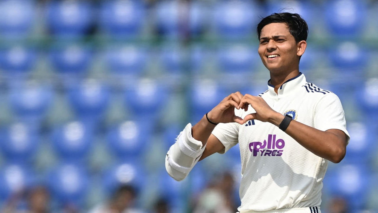 ಅಂದರೆ ಟೆಸ್ಟ್ ಕ್ರಿಕೆಟ್ ಇತಿಹಾಸದಲ್ಲಿ 23 ವರ್ಷದೊಳಗೆ ಅತೀ ಹೆಚ್ಚು ಟೆಸ್ಟ್ ಶತಕ ಸಿಡಿಸಿದ ಆರಂಭಿಕ ದಾಂಡಿಗ ಎಂಬ ವಿಶ್ವ ದಾಖಲೆ ಯಶಸ್ವಿ ಜೈಸ್ವಾಲ್ ಪಾಲಾಗಿದೆ. ಇದಕ್ಕೂ ಮುನ್ನ ಈ ವಿಶ್ವ ದಾಖಲೆ ಸೌತ್ ಆಫ್ರಿಕಾದ ಗ್ರೇಮ್ ಸ್ಮಿತ್ ಹೆಸರಿನಲ್ಲಿತ್ತು.