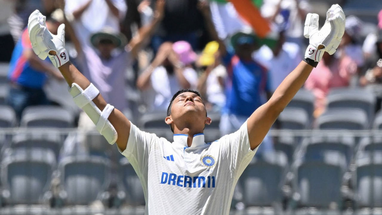 ಟೀಮ್ ಇಂಡಿಯಾ ಪರ ಆರಂಭಿಕನಾಗಿ ಕಣಕ್ಕಿಳಿಯುತ್ತಿರುವ 23 ವರ್ಷದ ಯಶಸ್ವಿ ಜೈಸ್ವಾಲ್ ಈಗಾಗಲೇ 7 ಟೆಸ್ಟ್‌ ಶತಕ ಬಾರಿಸಿದ್ದಾರೆ. ಅದು ಸಹ ಕೇವಲ 48 ಇನಿಂಗ್ಸ್ ಗಳಲ್ಲಿ. ಈ ಮೂಲಕ ಟೆಸ್ಟ್ ಇತಿಹಾಸದಲ್ಲೇ ಆರಂಭಿಕನಾಗಿ ಕಣಕ್ಕಿಳಿದು ಅತೀ ಕಡಿಮೆ ಇನಿಂಗ್ಸ್ ಗಳಲ್ಲಿ 7 ಶತಕ ಬಾರಿಸಿದ ಅತ್ಯಂತ ಕಿರಿಯ ಬ್ಯಾಟರ್ ಎಂಬ ವಿಶ್ವ ದಾಖಲೆ ನಿರ್ಮಿಸಿದ್ದಾರೆ.