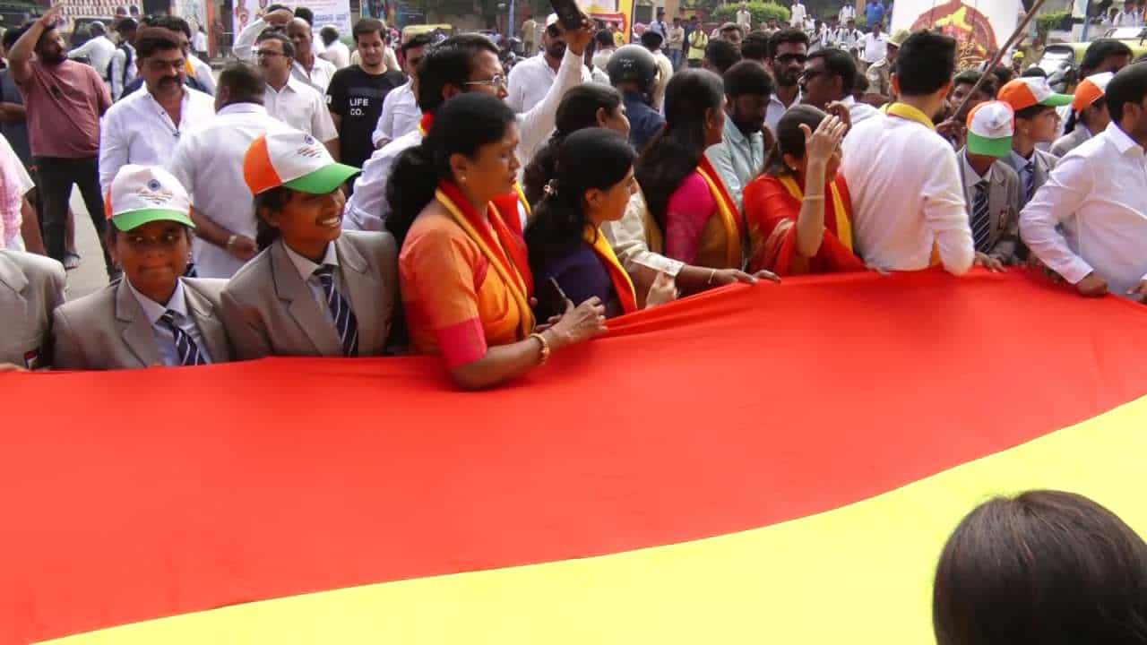 ವಿಶ್ವ ದಾಖಲೆಗಾಗಿ 7 ಕಿ.ಮೀ ಉದ್ದದ ಕನ್ನಡ ಧ್ವಜ; ವಿಶಿಷ್ಟ ರಾಜ್ಯೋತ್ಸವಕ್ಕೆ  ಸಾಕ್ಷಿಯಾದ ದಾವಣಗೆರೆ
