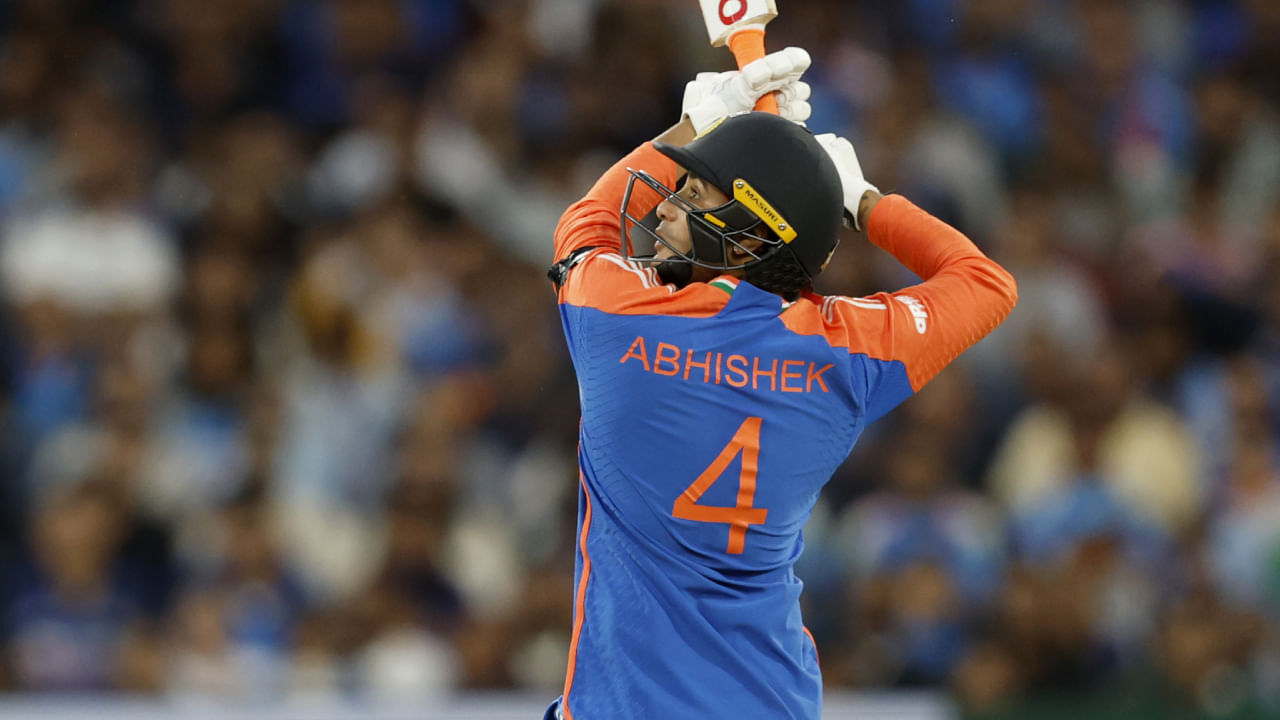 ಭಾರತದ ಆರಂಭಿಕ ಬ್ಯಾಟ್ಸ್ಮನ್ ಅಭಿಷೇಕ್ ಶರ್ಮಾ ಈಗ ಉತ್ತಮ ಫಾರ್ಮ್ನಲ್ಲಿದ್ದಾರೆ. ಕಳೆದ ವರ್ಷ ಟಿ20 ಕ್ರಿಕೆಟ್ಗೆ ಪಾದಾರ್ಪಣೆ ಮಾಡಿದಾಗಿನಿಂದ ಅವರ ಬ್ಯಾಟ್ ರನ್ಗಳ ಮಳೆ ಹರಿಸಿದೆ. ಇದೀಗ ಅವರು ಐದನೇ ಟಿ20 ಪಂದ್ಯದಲ್ಲಿ ದೊಡ್ಡ ಮೈಲಿಗಲ್ಲು ತಲುಪಲು ಸಜ್ಜಾಗಿದ್ದಾರೆ.