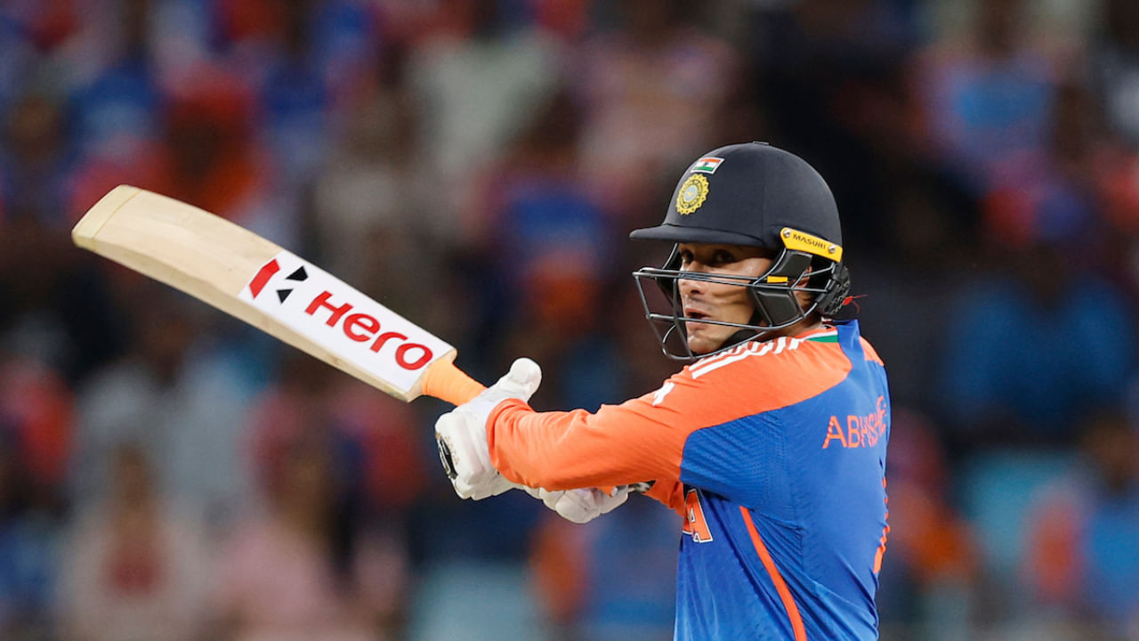 ಆಸ್ಟ್ರೇಲಿಯಾ ವಿರುದ್ಧದ ಕೊನೆಯ ಟಿ20 ಪಂದ್ಯದಲ್ಲಿ ಅಭಿಷೇಕ್ ಶರ್ಮಾ ಕೇವಲ 11 ರನ್ ಬಾರಿಸಿದರೆ, ಟಿ20 ಕ್ರಿಕೆಟ್ನಲ್ಲಿ ಕಡಿಮೆ ಇನ್ನಿಂಗ್ಸ್ಗಳಲ್ಲಿ 1000 ರನ್ ಪೂರೈಸಿದ ಆಟಗಾರ ಎಂಬ ಹೆಗ್ಗಳಿಕೆಗೆ ಪಾತ್ರರಾಗಲಿದ್ದಾರೆ. ಇದು ಸಾಧ್ಯವಾದರೆ, ಅಭಿಷೇಕ್ ಶರ್ಮಾ ಈ ವಿಚಾರದಲ್ಲಿ ಆಸ್ಟ್ರೇಲಿಯಾದ ಟಿಮ್ ಡೇವಿಡ್ ಅವರ ದಾಖಲೆಯನ್ನು ಮುರಿಯಲಿದ್ದಾರೆ.