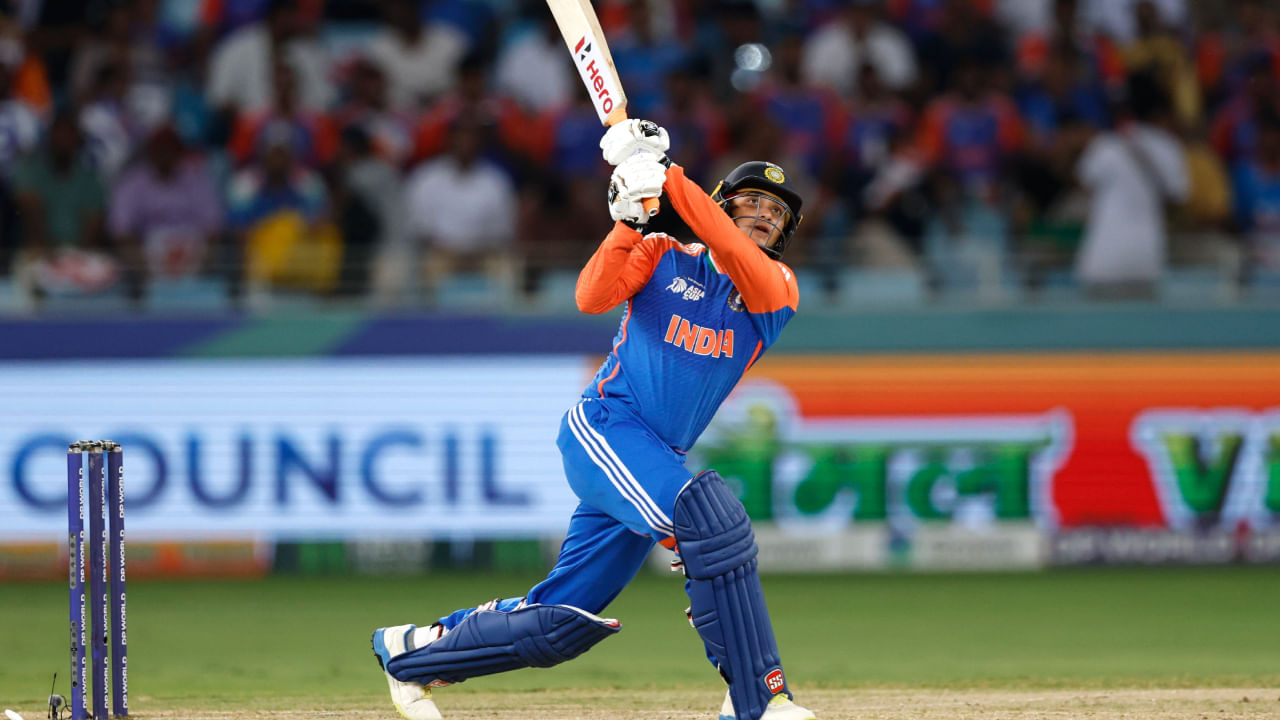 ಹಾಗೆಯೇ ಅಭಿಷೇಕ್ ಶರ್ಮಾ ವೇಗವಾಗಿ 1000 ರನ್ ಗಳಿಸಿದ ಎರಡನೇ ಭಾರತೀಯ ಬ್ಯಾಟ್ಸ್ಮನ್ ಆಗಲಿದ್ದಾರೆ. ವಿರಾಟ್ ಕೊಹ್ಲಿ 27 ಇನ್ನಿಂಗ್ಸ್ಗಳಲ್ಲಿ 1000 ರನ್ ಮೈಲುಗಲ್ಲು ಪೂರ್ಣಗೊಳಿಸಿದ್ದರು. ಈಗ ಅಭಿಷೇಕ್ 28 ಇನ್ನಿಂಗ್ಸ್ಗಳಲ್ಲಿ ಈ ಮೈಲುಗಲ್ಲು ಪೂರ್ಣಗೊಳಿಸುವ ಅವಕಾಶವನ್ನು ಹೊಂದಿದ್ದಾರೆ. ಅಂತರರಾಷ್ಟ್ರೀಯ ಕ್ರಿಕೆಟ್ನಲ್ಲಿ ಅತಿ ಕಡಿಮೆ ಇನ್ನಿಂಗ್ಸ್ಗಳಲ್ಲಿ 1000 ರನ್ ಗಳಿಸಿದ ದಾಖಲೆ ಡೇವಿಡ್ ಮಲನ್ ಅವರ ಹೆಸರಿನಲ್ಲಿದೆ. ಅವರು 24 ಇನ್ನಿಂಗ್ಸ್ಗಳಲ್ಲಿ ಈ ಸಾಧನೆ ಮಾಡಿದ್ದಾರೆ.