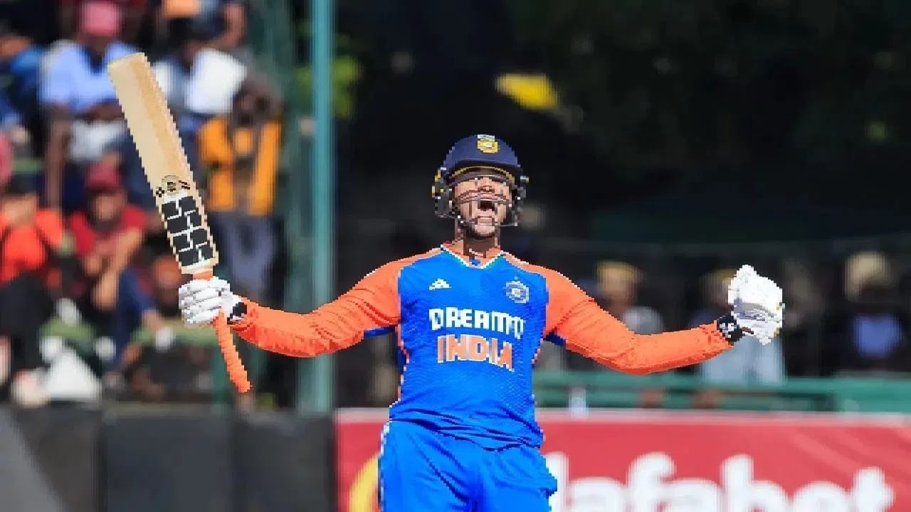 ಅಷ್ಟೇ ಅಲ್ಲದೆ ಆಸ್ಟ್ರೇಲಿಯಾದಲ್ಲಿ ಆಸ್ಟ್ರೇಲಿಯಾ ವಿರುದ್ಧ ಅತೀ ವೇಗದ ಅರ್ಧಶತಕ ಸಿಡಿಸಿದ ಬ್ಯಾಟರ್ ಎಂಬ ಹೆಗ್ಗಳಿಕೆಯನ್ನು ಕೂಡ ಅಭಿಷೇಕ್ ಶರ್ಮಾ ತಮ್ಮದಾಗಿಸಿಕೊಂಡಿದ್ದಾರೆ. ಎಂಸಿಜಿ ಮೈದಾನದಲ್ಲಿ ಕೇವಲ 23 ಎಸೆತಗಳಲ್ಲಿ ಹಾಫ್ ಸೆಂಚುರಿ ಪೂರೈಸಿ ಟೀಮ್ ಇಂಡಿಯಾದ ಯುವ ಎಡಗೈ ದಾಂಡಿಗ ಈ ದಾಖಲೆಯನ್ನು ನಿರ್ಮಿಸಿದ್ದಾರೆ.