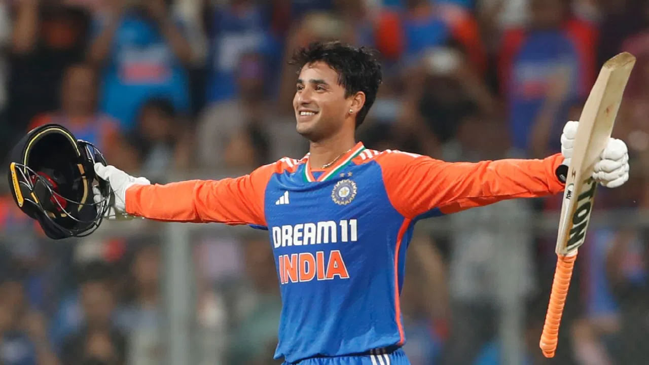 ಟಿ20 ಕ್ರಿಕೆಟ್​ನಲ್ಲಿ ಒಂದೇ ವರ್ಷ ಅತ್ಯಧಿಕ ಸಿಕ್ಸ್ ಸಿಡಿಸಿದ ಏಷ್ಯನ್ ಬ್ಯಾಟರ್ ಎಂಬ ದಾಖಲೆ ಅಭಿಷೇಕ್ ಶರ್ಮಾ ಹೆಸರಿನಲ್ಲಿತ್ತು. 2024 ರಲ್ಲಿ 38 ಟಿ20 ಇನಿಂಗ್ಸ್ ಆಡಿದ್ದ ಅಭಿಷೇಕ್ ಶರ್ಮಾ ಬರೋಬ್ಬರಿ 87 ಸಿಕ್ಸ್ ಸಿಡಿಸಿದ್ದರು. ಈ ಮೂಲಕ ಒಂದೇ ವರ್ಷದಲ್ಲಿ ಟಿ20 ಕ್ರಿಕೆಟ್​ನಲ್ಲಿ ಅತ್ಯಧಿಕ ಸಿಕ್ಸ್ ಬಾರಿಸಿದ ಏಷ್ಯನ್ ಬ್ಯಾಟರ್ ಎನಿಸಿಕೊಂಡಿದ್ದರು.