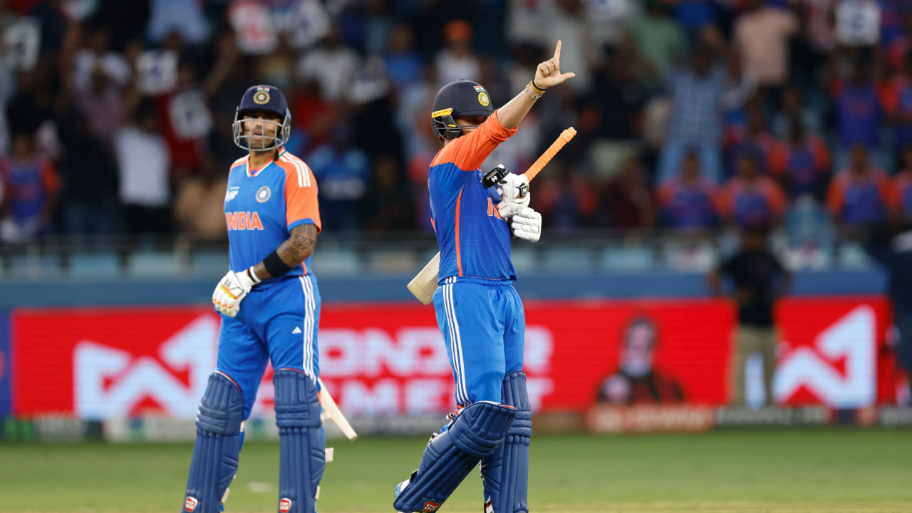 ಮತ್ತೊಂದೆಡೆ, ಟಿಮ್ ಡೇವಿಡ್ ಕಡಿಮೆ ಎಸೆತಗಳಲ್ಲಿ 1000 ರನ್ಗಳ ಗಡಿಯನ್ನು ತಲುಪಿದ ದಾಖಲೆ ಹೊಂದಿದ್ದಾರೆ. ಅವರು 569 ಎಸೆತಗಳಲ್ಲಿ ಈ ಸಾಧನೆ ಮಾಡಿದ್ದಾರೆ. ಪ್ರಸ್ತುತ ಅಭಿಷೇಕ್ 521 ಎಸೆತಗಳಲ್ಲಿ 989 ರನ್ ಗಳಿಸಿದ್ದಾರೆ. ಇದೀಗ ಟಿಮ್ ಡೇವಿಡ್ ಅವರನ್ನು ಮೀರಿಸಲು ಅಭಿಷೇಕ್ಗೆ ದೊಡ್ಡ ಅವಕಾಶವಿದೆ.