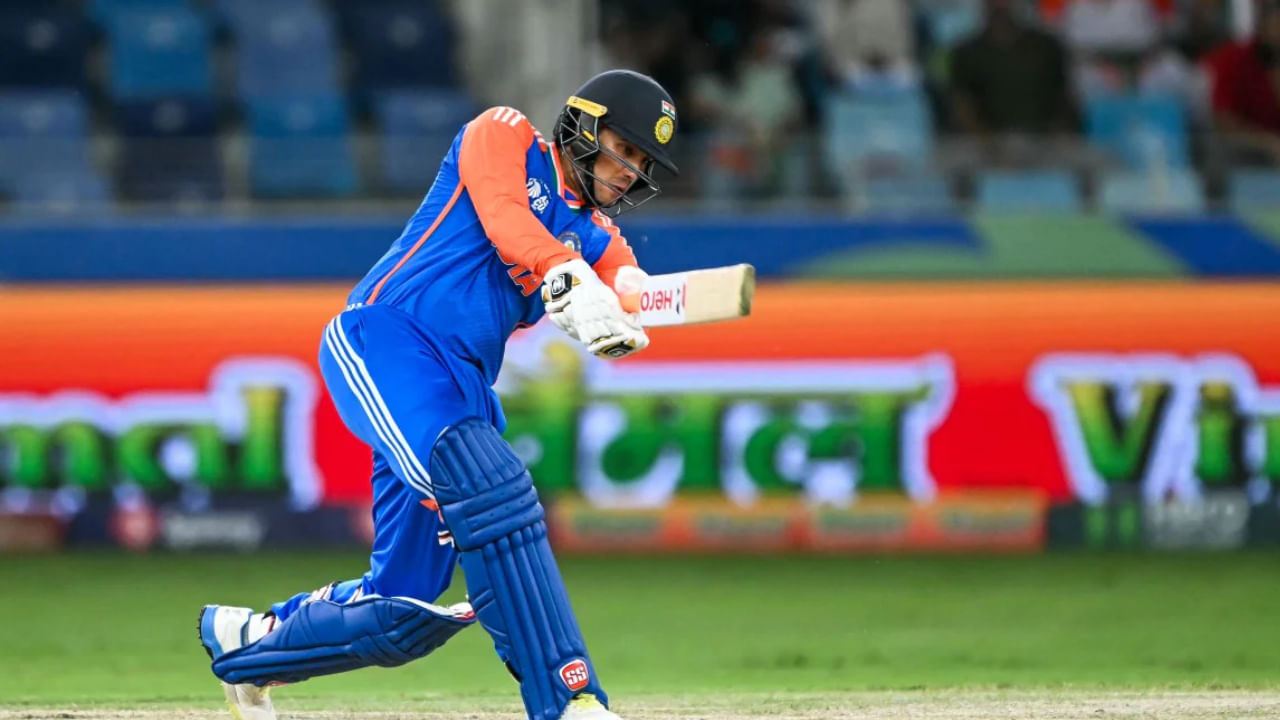 ಅಭಿಷೇಕ್ ಶರ್ಮಾ 528 ಎಸೆತಗಳಲ್ಲಿ 1000 ಅಂತರರಾಷ್ಟ್ರೀಯ ಟಿ20 ರನ್ ಪೂರೈಸಿದರು. ಇದೀಗ ಈ ಪಟ್ಟಿಯಲ್ಲಿ ಎರಡನೇ ಸ್ಥಾನಕ್ಕೆ ಜಾರಿರುವ ಆಸ್ಟ್ರೇಲಿಯಾದ ಬ್ಯಾಟ್ಸ್‌ಮನ್ ಟಿಮ್ ಡೇವಿಡ್ 569 ಎಸೆತಗಳಲ್ಲಿ 1000 ರನ್ ಪೂರೈಸಿದ್ದರು. ಮೂರನೇ ಸ್ಥಾನದಲ್ಲಿರುವ ಭಾರತ ಟಿ20 ತಂಡದ ನಾಯಕ ಸೂರ್ಯಕುಮಾರ್ ಯಾದವ್ 573 ಎಸೆತಗಳಲ್ಲಿ ಈ ಸಾಧನೆ ಮಾಡಿದ್ದಾರೆ.