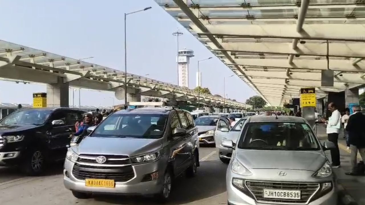 ದೆಹಲಿಯಲ್ಲಿ ಸ್ಫೋಟದ ಬೆನ್ನಲ್ಲೇ ಬೆಂಗಳೂರಲ್ಲಿ ಕಟ್ಟೆಚ್ಚರ: ಏರ್ಪೋರ್ಟ್, ರೈಲು ನಿಲ್ದಾಣಗಳಲ್ಲಿ ಹೈ ಅಲರ್ಟ್ ದೆಹಲಿಯಲ್ಲಿ ಸ್ಫೋಟದ ಬೆನ್ನಲ್ಲೇ ಬೆಂಗಳೂರಲ್ಲಿ ಕಟ್ಟೆಚ್ಚರ: ಏರ್ಪೋರ್ಟ್, ರೈಲು ನಿಲ್ದಾಣಗಳಲ್ಲಿ ಹೈ ಅಲರ್ಟ್