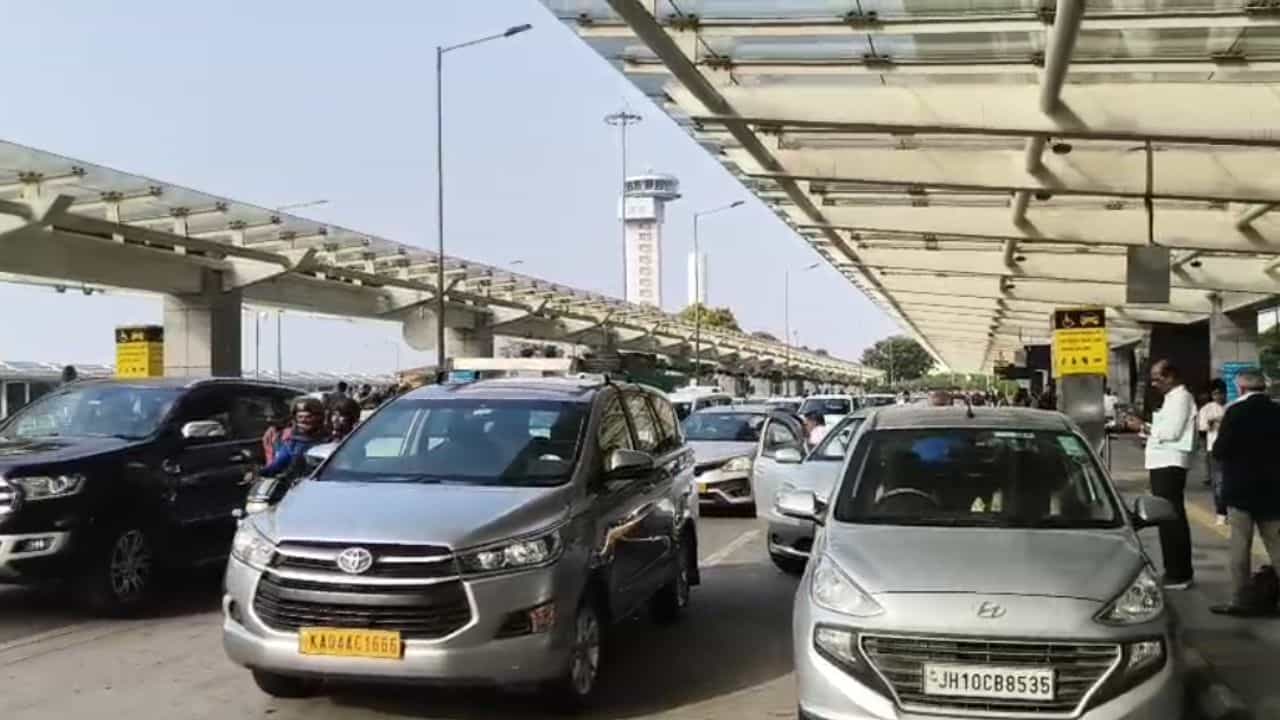 ದೆಹಲಿಯಲ್ಲಿ ಸ್ಫೋಟದ ಬೆನ್ನಲ್ಲೇ ಬೆಂಗಳೂರಲ್ಲಿ ಕಟ್ಟೆಚ್ಚರ: ಏರ್ಪೋರ್ಟ್, ರೈಲು ನಿಲ್ದಾಣಗಳಲ್ಲಿ ಹೈ ಅಲರ್ಟ್ ದೆಹಲಿಯಲ್ಲಿ ಸ್ಫೋಟದ ಬೆನ್ನಲ್ಲೇ ಬೆಂಗಳೂರಲ್ಲಿ ಕಟ್ಟೆಚ್ಚರ: ಏರ್ಪೋರ್ಟ್, ರೈಲು ನಿಲ್ದಾಣಗಳಲ್ಲಿ ಹೈ ಅಲರ್ಟ್