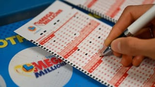 Video: ಸ್ವಾರಿ ಗರ್ಲ್ಸ್, ನನ್ನ ಹೆಂಡ್ತಿ ಸಿಕ್ಕಾಪಟ್ಟೆ ಸ್ಟ್ರಿಕ್ಟು; ಸ್ಕೂಟಿ ಹಿಂಬದಿ ಬರೆದ ಸಾಲುಗಳು ವೈರಲ್