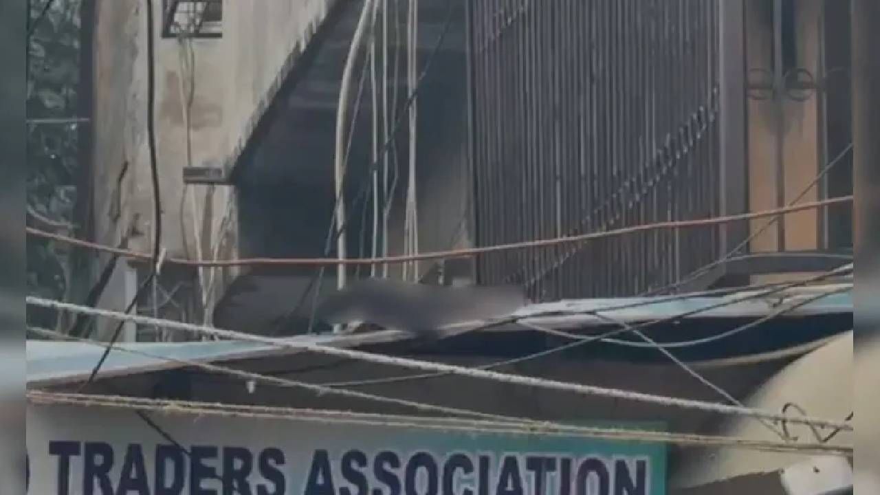 ದೆಹಲಿ: ಸ್ಫೋಟ ನಡೆದ ಸ್ಥಳದಿಂದ 300 ಮೀಟರ್​ ದೂರದಲ್ಲಿರುವ ಅಂಗಡಿಯ ಮೇಲ್ಛಾವಣಿ ಮೇಲಿತ್ತು ಕತ್ತರಿಸಿದ ತೋಳು