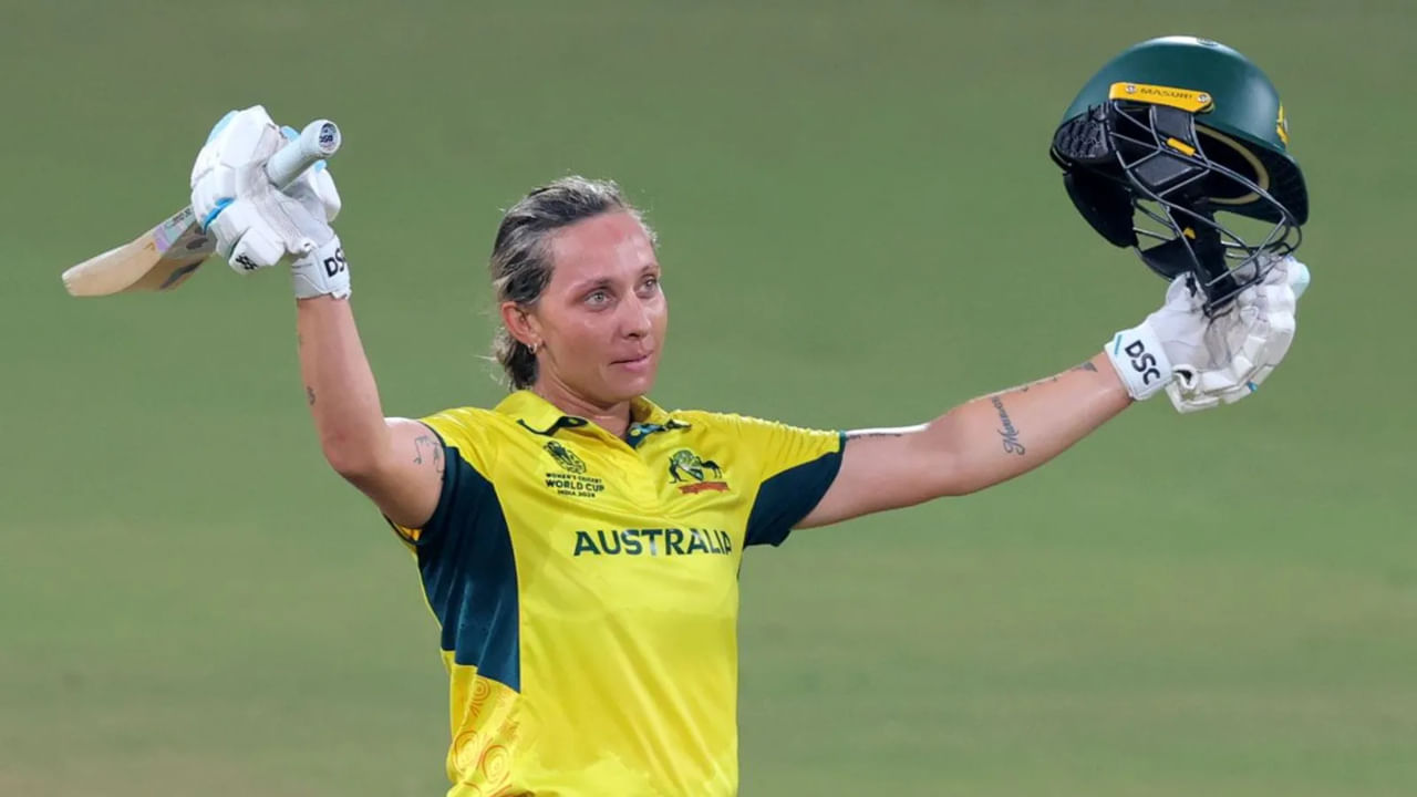 ಇವರಿಬ್ಬರ ಜೊತೆ ಆಸ್ಟ್ರೇಲಿಯಾದ ಅನುಭವಿ ಆಟಗಾರ್ತಿ ಆಶ್ ಗಾರ್ಡ್ನರ್ ಕೂಡ ಬಹುತೇಕ ಎಲ್ಲಾ ಪಂದ್ಯಗಳಲ್ಲಿಯೂ ಉತ್ತಮ ಪ್ರದರ್ಶನ ನೀಡಿದರು. ನ್ಯೂಜಿಲೆಂಡ್ (115) ಮತ್ತು ಇಂಗ್ಲೆಂಡ್ (104 ಅಜೇಯ) ವಿರುದ್ಧದ ವಿಜಯಗಳಲ್ಲಿ ಅವರ ಶತಕ ಪ್ರಮುಖ ಪಾತ್ರವಹಿಸಿತು. ಹಾಗೆಯೇ ಬೌಲಿಂಗ್​ನಲ್ಲೂ ಅವರು ಏಳು ವಿಕೆಟ್‌ಗಳನ್ನು ಸಹ ಪಡೆದು ತಮ್ಮ ಬೌಲಿಂಗ್ ಸಾಮರ್ಥ್ಯವನ್ನು ಪ್ರದರ್ಶಿಸಿದರು.