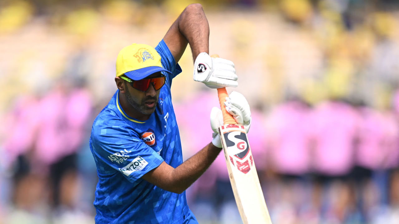 ಒಂದು ವೇಳೆ ಅಶ್ವಿನ್ ಈ ಲೀಗ್ಗೆ ಪದಾರ್ಪಣೆ ಮಾಡಿದ್ದರೆ, ಆಸ್ಟ್ರೇಲಿಯನ್ ಟಿ20 ಲೀಗ್ನಲ್ಲಿ ಆಡಿದ ಮೊದಲ ಭಾರತೀಯ ಪುರುಷ ಕ್ರಿಕೆಟಿಗ ಎನಿಸಿಕೊಳ್ಳುತ್ತಿದ್ದರು. ಆದರೆ ಅದು ಸಾಧ್ಯವಾಗಲಿಲ್ಲ. ಅಶ್ವಿನ್ ತಮ್ಮ ಗಾಯದ ಬಗ್ಗೆ ಇನ್ಸ್ಟಾಗ್ರಾಮ್ ಮೂಲಕ ಸಿಡ್ನಿ ಥಂಡರ್ಗೆ ಮಾಹಿತಿ ನೀಡಿದ್ದಾರೆ. ಚೆನ್ನೈನಲ್ಲಿ ನಡೆಯುವ ಲೀಗ್ಗೆ ತಯಾರಿ ನಡೆಸುವಾಗ ಮೊಣಕಾಲಿಗೆ ಗಾಯವಾಗಿದೆ ಎಂದು ಅವರು ತಮ್ಮ ಬಿಬಿಎಲ್ ತಂಡ ಸಿಡ್ನಿ ಥಂಡರ್ಗೆ ಪತ್ರ ಬರೆದಿದ್ದಾರೆ.