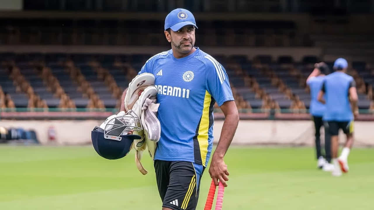 ಕೆಲವು ತಿಂಗಳುಗಳ ಹಿಂದೆ ಅಂತರರಾಷ್ಟ್ರೀಯ ಕ್ರಿಕೆಟ್ಗೆ ವಿದಾಯ ಹೇಳಿದ್ದ ಭಾರತದ ಮಾಜಿ ಕ್ರಿಕೆಟಿಗ ಆರ್. ಅಶ್ವಿನ್ ವಿದೇಶಿ ಲೀಗ್ಗಳತ್ತ ಮುಖ ಮಾಡಿದ್ದರು. ಅದರಂತೆ ಬಿಗ್ ಬ್ಯಾಷ್ ಲೀಗ್ನಲ್ಲಿ ಆಡುವುದಾಗಿಯೂ ಹೇಳಿದ್ದರು. ಆ ಪ್ರಕಾರ ಅಶ್ವಿನ್, 2025-26ರ ಬಿಗ್ ಬ್ಯಾಷ್ ಲೀಗ್ನಲ್ಲಿ ಪಾದಾರ್ಪಣೆ ಮಾಡಬೇಕಿತ್ತು. ಆದರೆ ಅಶ್ವಿನ್ ತಮ್ಮ ಮೊದಲ ಪಂದ್ಯವನ್ನು ಆಡುವ ಮೊದಲೇ ಆಸ್ಟ್ರೇಲಿಯಾದ ಟಿ20 ಲೀಗ್ನಿಂದ ಹಿಂದೆ ಸರಿಯಬೇಕಾಯಿತು.