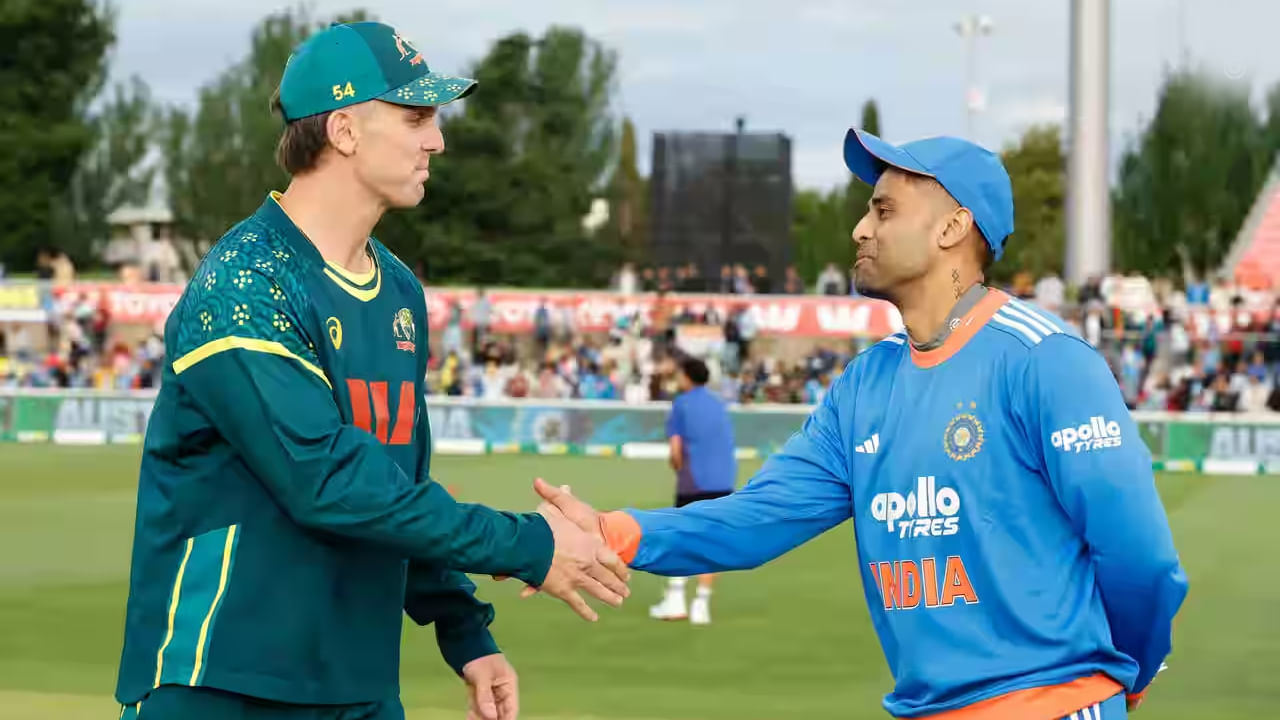 ಭಾರತ ಮತ್ತು ಆಸ್ಟ್ರೇಲಿಯಾ (India vs Australia) ನಡುವಣ ಮೂರನೇ ಟಿ20 ಪಂದ್ಯ ಶುರುವಾಗಿದೆ. ಹೋಬರ್ಟ್ನ ಬೆಲ್ಲೆರಿವ್ ಓವಲ್ ಮೈದಾನದಲ್ಲಿ ನಡೆಯುತ್ತಿರುವ ಈ ಪಂದ್ಯದಲ್ಲಿ ಟಾಸ್ ಗೆದ್ದಿರುವ ಟೀಮ್ ಇಂಡಿಯಾ ನಾಯಕ ಸೂರ್ಯಕುಮಾರ್ ಯಾದವ್ ಬೌಲಿಂಗ್ ಆಯ್ದುಕೊಂಡಿದ್ದಾರೆ. ಅದರಂತೆ ಆಸ್ಟ್ರೇಲಿಯಾ ಮೊದಲು ಬ್ಯಾಟಿಂಗ್ ಮಾಡಲಿದೆ.