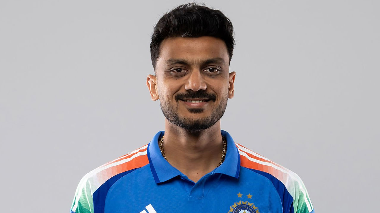 ಅಕ್ಷರ್ ಪಟೇಲ್: ಟೀಮ್ ಇಂಡಿಯಾದ ಸ್ಪಿನ್ ಆಲ್​​ರೌಂಡರ್ ಅಕ್ಷರ್ ಪಟೇಲ್ ಆಸ್ಟ್ರೇಲಿಯಾ ವಿರುದ್ಧದ ಸರಣಿಯಲ್ಲಿ ಕಣಕ್ಕಿಳಿದಿದ್ದರು. ಇದಾಗ್ಯೂ ಅವರ ಕಡೆಯಿಂದ ನಿರೀಕ್ಷಿತ ಪ್ರದರ್ಶನ ಮೂಡಿಬಂದಿರಲಿಲ್ಲ. ಹೀಗಾಗಿ ಅವರನ್ನು ಸಹ ಸೌತ್ ಆಫ್ರಿಕಾ ವಿರುದ್ಧದ ಸರಣಿಯಿಂದ ಕೈ ಬಿಡಲಾಗಿದೆ.