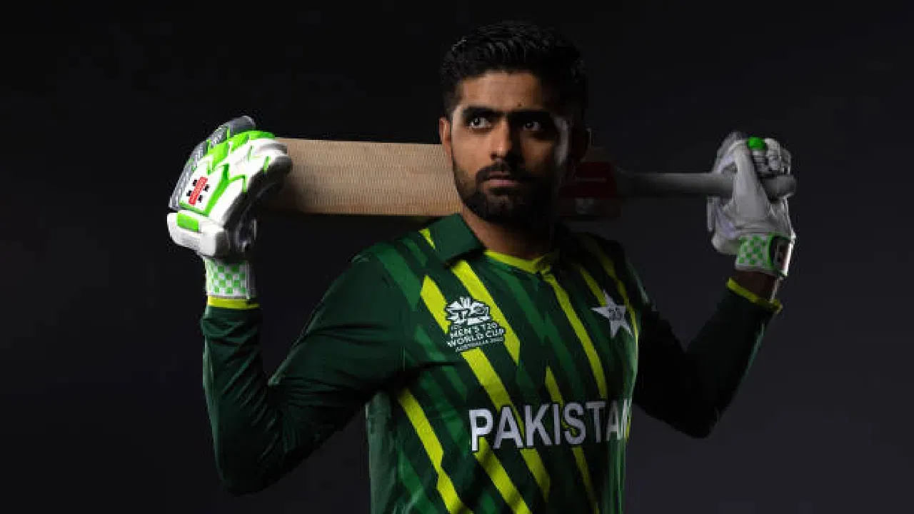 ಪಾಕಿಸ್ತಾನ್ ಪರ ಈವರೆಗೆ 121 ಟಿ20 ಇನಿಂಗ್ಸ್ ಆಡಿರುವ ಬಾಬರ್ ಆಝಂ 3 ಭರ್ಜರಿ ಶತಕ ಹಾಗೂ 36 ಅರ್ಧಶತಕಗಳೊಂದಿಗೆ ಒಟ್ಟು 4234 ರನ್ ಕಲೆಹಾಕಿದ್ದಾರೆ. ಈ ಮೂಲಕ ಟಿ20 ಅಂತಾರಾಷ್ಟ್ರೀಯ ಕ್ರಿಕೆಟ್ನಲ್ಲಿ ಅತೀ ಹೆಚ್ಚು ರನ್ಗಳಿಸಿದ ಬ್ಯಾಟರ್ ಎಂಬ ವಿಶ್ವ ದಾಖಲೆಯನ್ನು ತಮ್ಮದಾಗಿಸಿಕೊಂಡಿದ್ದಾರೆ.