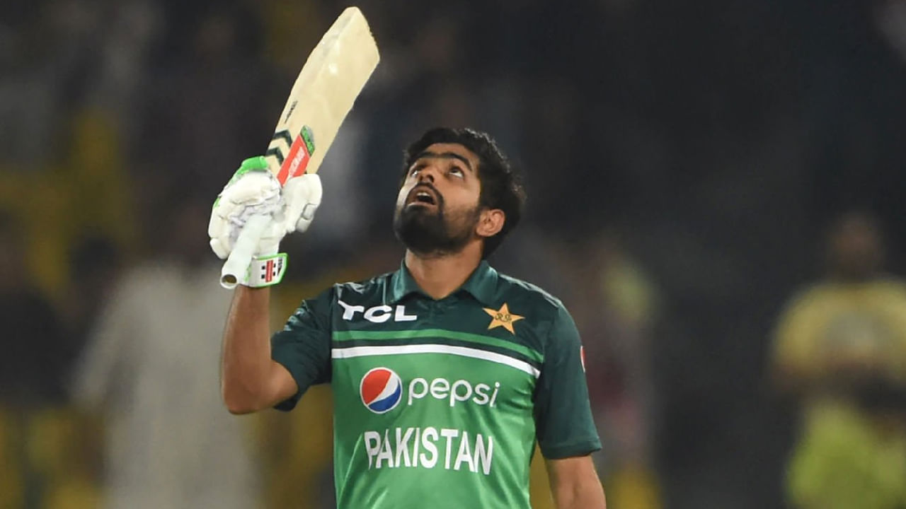 ಬಾಬರ್ ಆಝಂ ಕಳೆದ 82 ಇನಿಂಗ್ಸ್ಗಳಿಂದ ಒಂದೇ ಒಂದು ಶತಕ ಬಾರಿಸಿಲ್ಲ. ಈ ಮೂಲಕ ಅಂತಾರಾಷ್ಟ್ರೀಯ ಕ್ರಿಕೆಟ್ನಲ್ಲಿ ಶತಕದ ಬರ ಎದುರಿಸಿ ಅತ್ಯಧಿಕ ಇನಿಂಗ್ಸ್ ಆಡಿದ ಪಾಕ್ ಬ್ಯಾಟ್ಸ್ಮನ್ ಎನಿಸಿಕೊಂಡಿದ್ದಾರೆ. ಅಷ್ಟೇ ಅಲ್ಲದೆ ಶತಕ ಬಾರಿಸಿದೇ ಇಂಟರ್ನ್ಯಾಷನಲ್ ಕ್ರಿಕೆಟ್ನಲ್ಲಿ ಅತೀ ಹೆಚ್ಚು ಇನಿಂಗ್ಸ್ ಆಡಿದ ವಿಶ್ವದ ಮೂರನೇ ಬ್ಯಾಟರ್ ಎಂಬ ಅನಗತ್ಯ ದಾಖಲೆಯನ್ನು ಕೂಡ ತಮ್ಮದಾಗಿಸಿಕೊಂಡಿದ್ದಾರೆ.