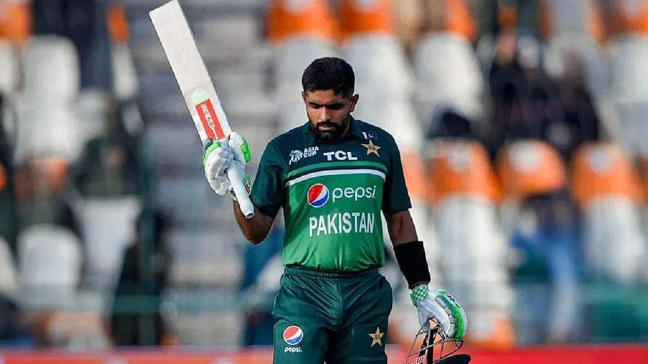 ರಾವಲ್ಪಿಂಡಿಯಲ್ಲಿ ನಡೆದ ಝಿಂಬಾಬ್ವೆ ವಿರುದ್ಧದ ಮೊದಲ ಟಿ20 ಪಂದ್ಯದಲ್ಲಿ ಮೂರನೇ ಕ್ರಮಾಂಕದಲ್ಲಿ ಕಣಕ್ಕಿಳಿದ ಬಾಬರ್ ಆಝಂ ಝೀರೋಗೆ ಔಟಾಗಿದ್ದಾರೆ. ಹೀಗೆ ಸೊನ್ನೆ ಸುತ್ತುವುದರೊಂದಿಗೆ ಪಾಕಿಸ್ತಾನದ ಡಕ್​ಮ್ಯಾನ್​​ಗಳ ಪಟ್ಟಿಯಲ್ಲಿ ಬಾಬರ್ ಮೂರನೇ ಸ್ಥಾನಕ್ಕೇರಿದ್ದಾರೆ. ಅದು ಸಹ ಅಫ್ರಿದಿಯನ್ನು ಹಿಂದಿಕ್ಕುವ ಮೂಲಕ.