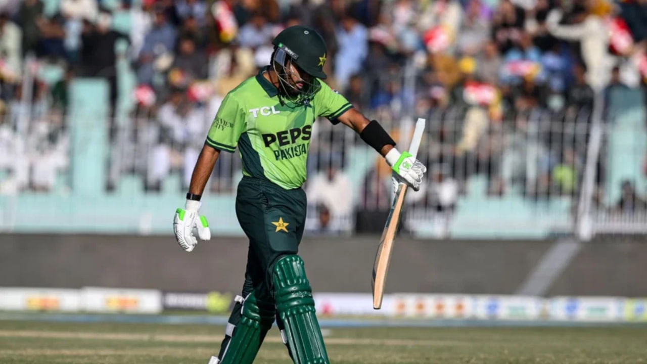 ವಾಸ್ತವವಾಗಿ, ಕಳಪೆ ಫಾರ್ಮ್ನೊಂದಿಗೆ ಹೋರಾಡುತ್ತಿರುವ ಬಾಬರ್ ಆಝಂ ಏಕದಿನ ರ್ಯಾಂಕಿಂಗ್ನಲ್ಲಿ ಎರಡು ಸ್ಥಾನಗಳನ್ನು ಕುಸಿದಿದ್ದಾರೆ. 709 ರೇಟಿಂಗ್ ಪಾಯಿಂಟ್ಗಳನ್ನು ಹೊಂದಿರುವ ಬಾಬರ್ ಇದೀಗ ಐದನೇ ಸ್ಥಾನದಿಂದ ಏಳನೇ ಸ್ಥಾನಕ್ಕೆ ಕುಸಿದಿದ್ದಾರೆ. ಇದರರ್ಥ ವಿರಾಟ್ ಜೊತೆಗೆ, ಶ್ರೀಲಂಕಾದ ಚರಿತ್ ಅಸಲಂಕಾ ಕೂಡ ಒಂದು ಸ್ಥಾನ ಏರಿಕೆಯಾಗಿ ಏಳನೇ ಸ್ಥಾನದಿಂದ ಆರನೇ ಸ್ಥಾನಕ್ಕೆ ಏರಿದ್ದಾರೆ.