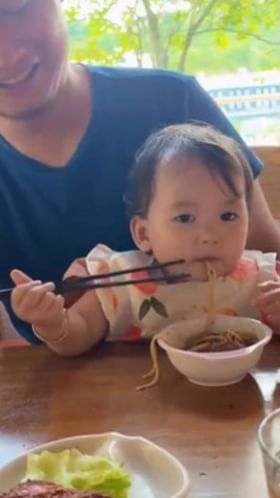 Genius: ಅಪ್ಪನ ಕೈಯನ್ನೇ ಚಾಪ್​ಸ್ಟಿಕ್​ನಂತೆ ಬಳಸಿದ ಪುಟಾಣಿ