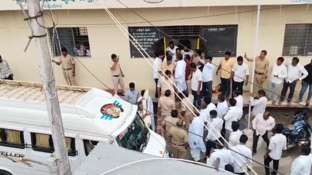 ಪಿಕೆಪಿಎಸ್ ಚುನಾವಣೆ: ಬಿಜೆಪಿ-ಕಾಂಗ್ರೆಸ್​ ಕಾರ್ಯಕರ್ತರ ನಡುವೆ ಮಾರಾಮಾರಿ