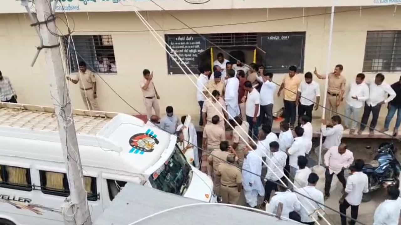 ಪಿಕೆಪಿಎಸ್ ಚುನಾವಣೆ: ಬಿಜೆಪಿ-ಕಾಂಗ್ರೆಸ್​ ಕಾರ್ಯಕರ್ತರ ನಡುವೆ ಮಾರಾಮಾರಿ