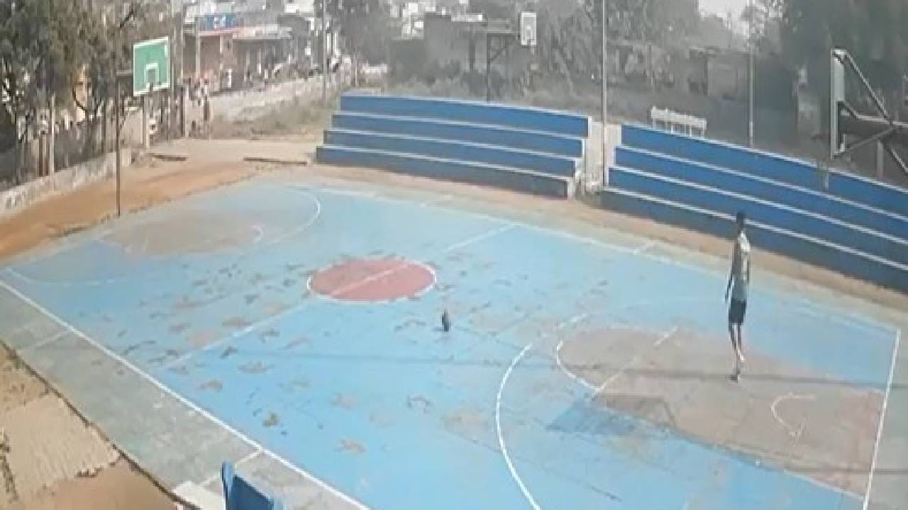 Video: ರೋಹ್ಟಕ್ನಲ್ಲಿ ಬಾಸ್ಕೆಟ್ ಬಾಲ್ ಪ್ರಾಕ್ಟೀಸ್ ವೇಳೆ ಕಬ್ಬಿಣದ ಕಂಬ ಬಿದ್ದು ಆಟಗಾರ ಸಾವು Video: ರೋಹ್ಟಕ್ನಲ್ಲಿ ಬಾಸ್ಕೆಟ್ ಬಾಲ್ ಪ್ರಾಕ್ಟೀಸ್ ವೇಳೆ ಕಬ್ಬಿಣದ ಕಂಬ ಬಿದ್ದು ಆಟಗಾರ ಸಾವು